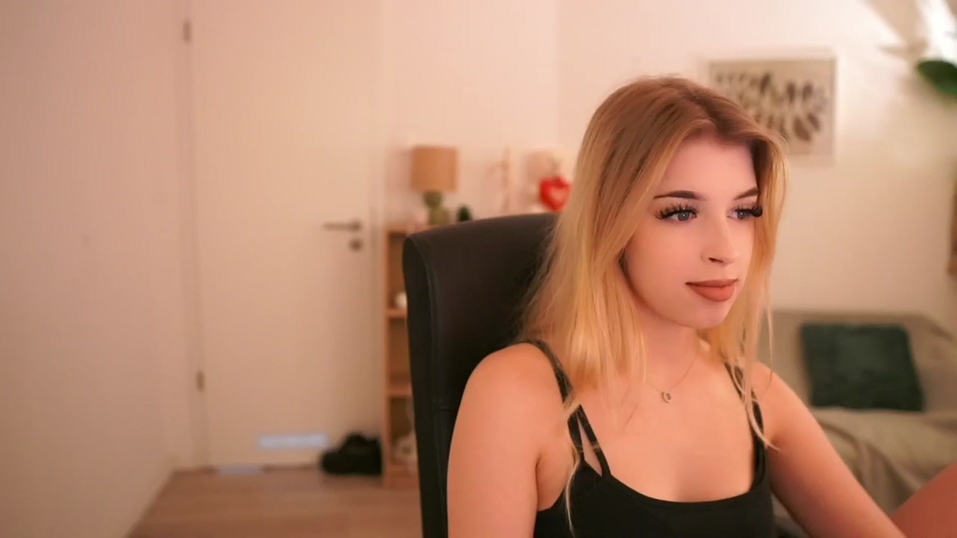 Gallery image thumbnail from Peachyliana's myfreecams stream on, 09/23/2025, 12:05 image 18 of 20