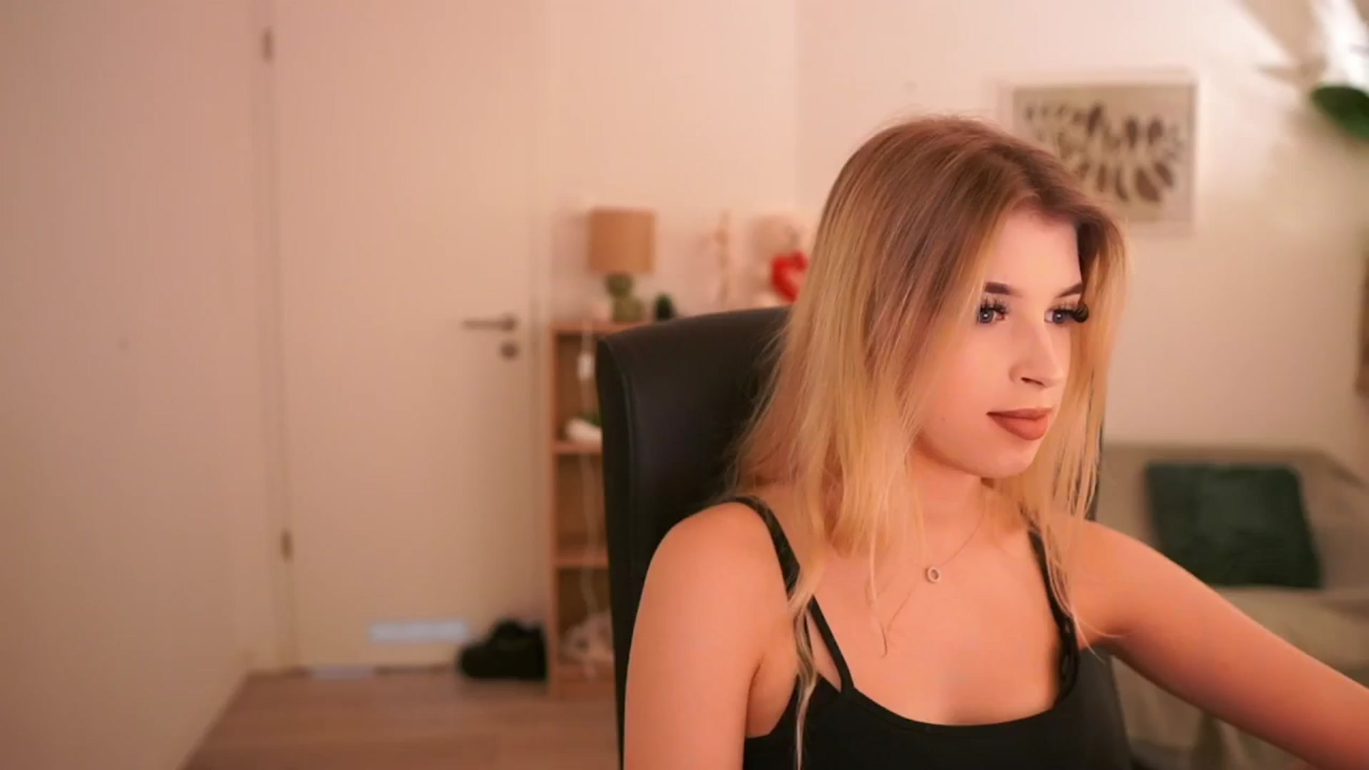 Gallery image thumbnail from Peachyliana's myfreecams stream on, 09/23/2025, 12:05 image 6 of 20