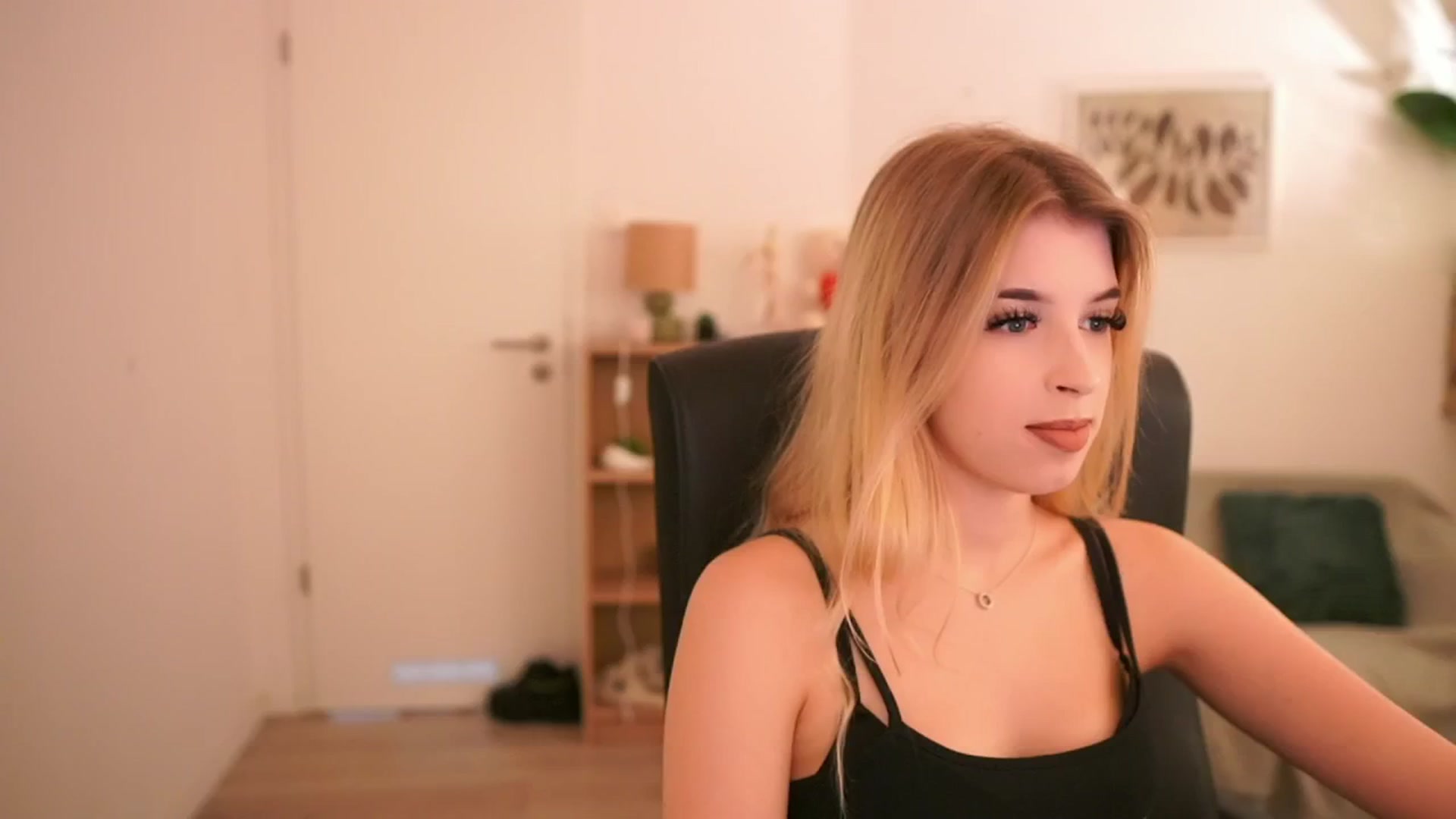 Gallery image thumbnail from Peachyliana's myfreecams stream on, 09/23/2025, 12:05 image 10 of 20