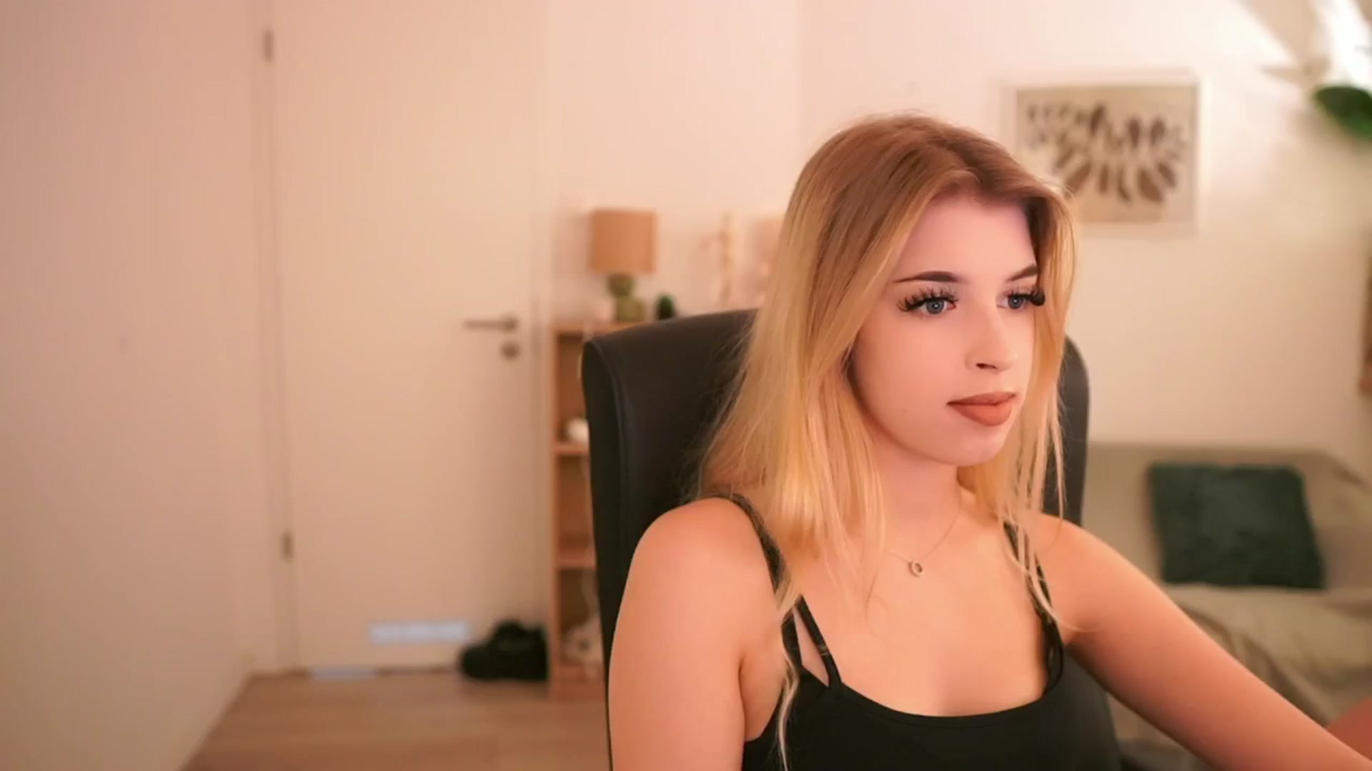 Gallery image thumbnail from Peachyliana's myfreecams stream on, 09/23/2025, 12:05 image 16 of 20