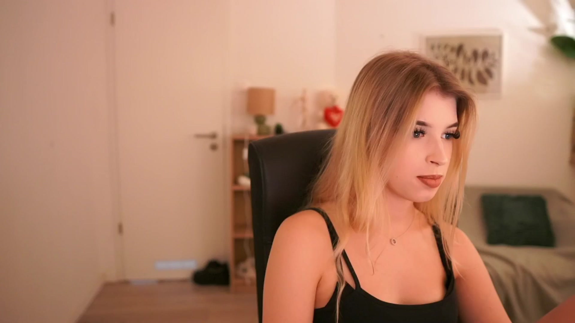 Gallery image thumbnail from Peachyliana's myfreecams stream on, 09/23/2025, 12:05 image 4 of 20