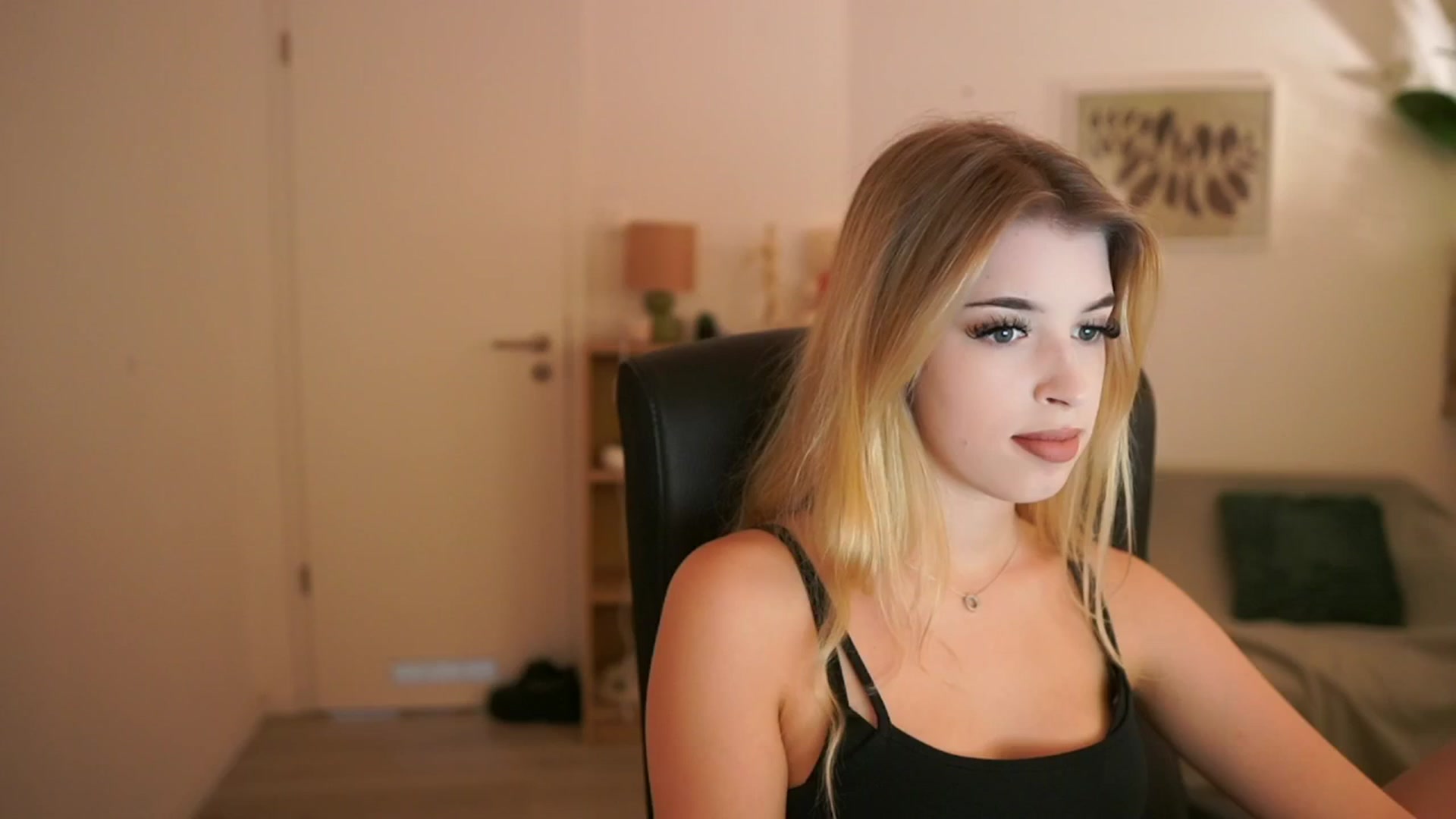 Gallery image thumbnail from Peachyliana's myfreecams stream on, 09/23/2025, 12:05 image 17 of 20