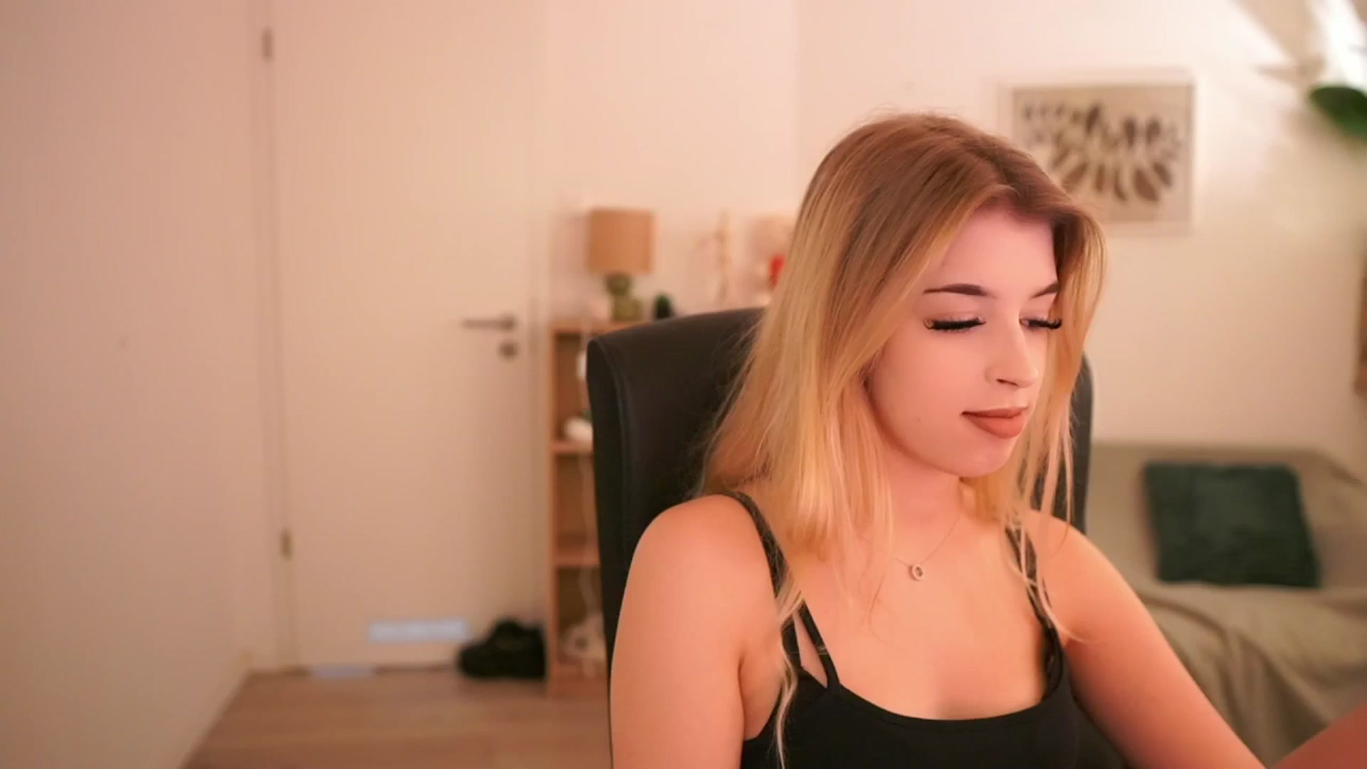 Gallery image thumbnail from Peachyliana's myfreecams stream on, 09/23/2025, 12:05 image 15 of 20