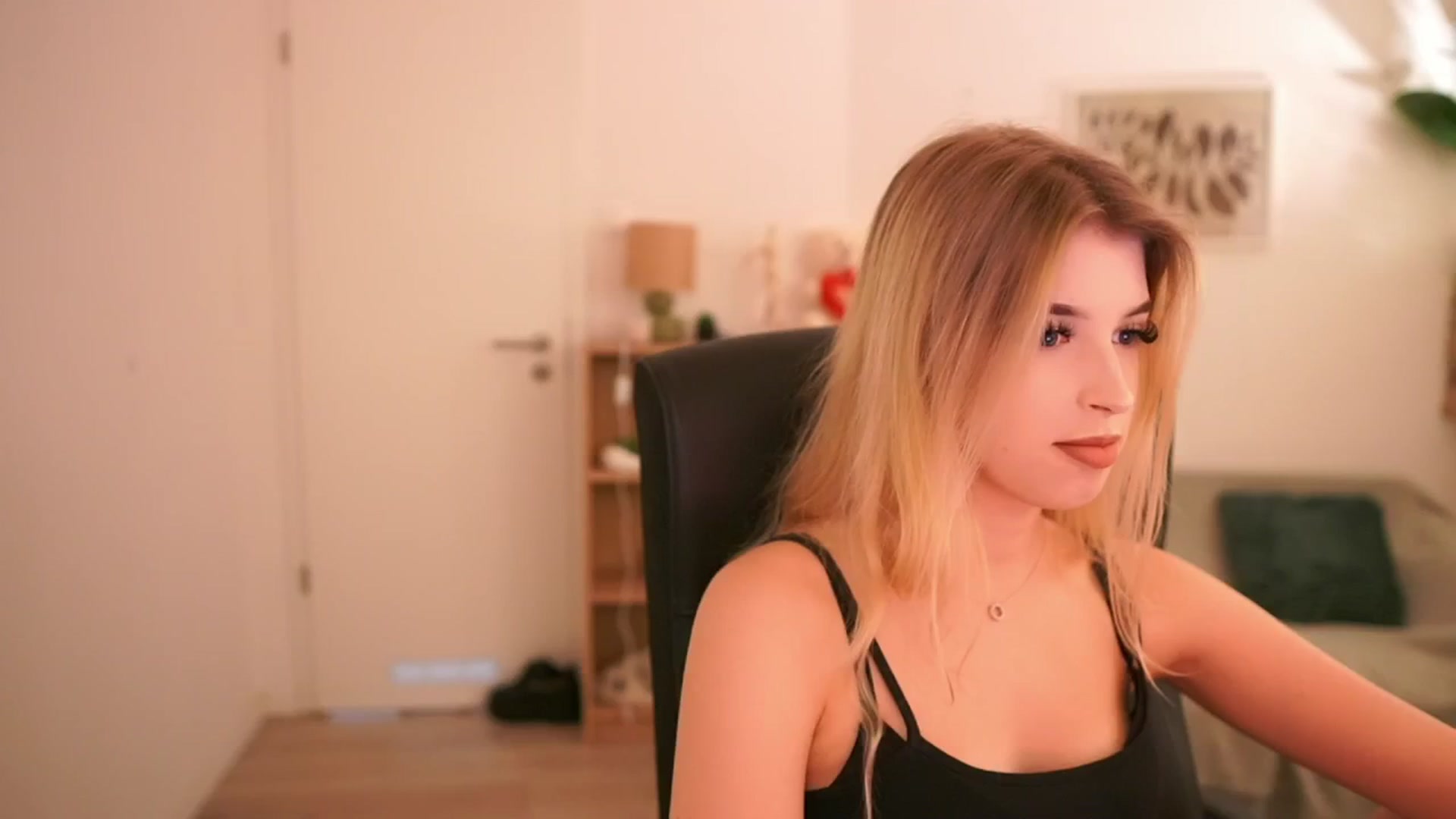 Gallery image thumbnail from Peachyliana's myfreecams stream on, 09/23/2025, 12:05 image 8 of 20