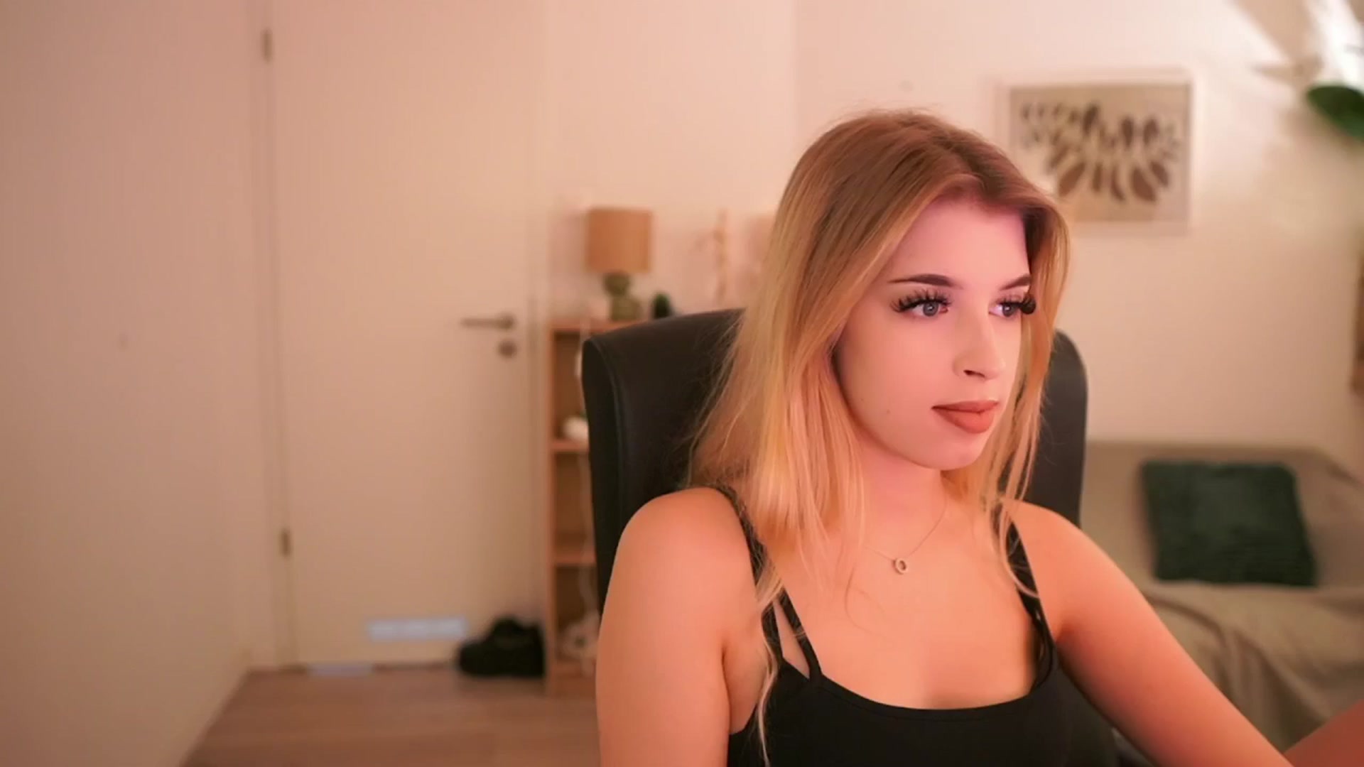 Gallery image thumbnail from Peachyliana's myfreecams stream on, 09/23/2025, 12:05 image 13 of 20