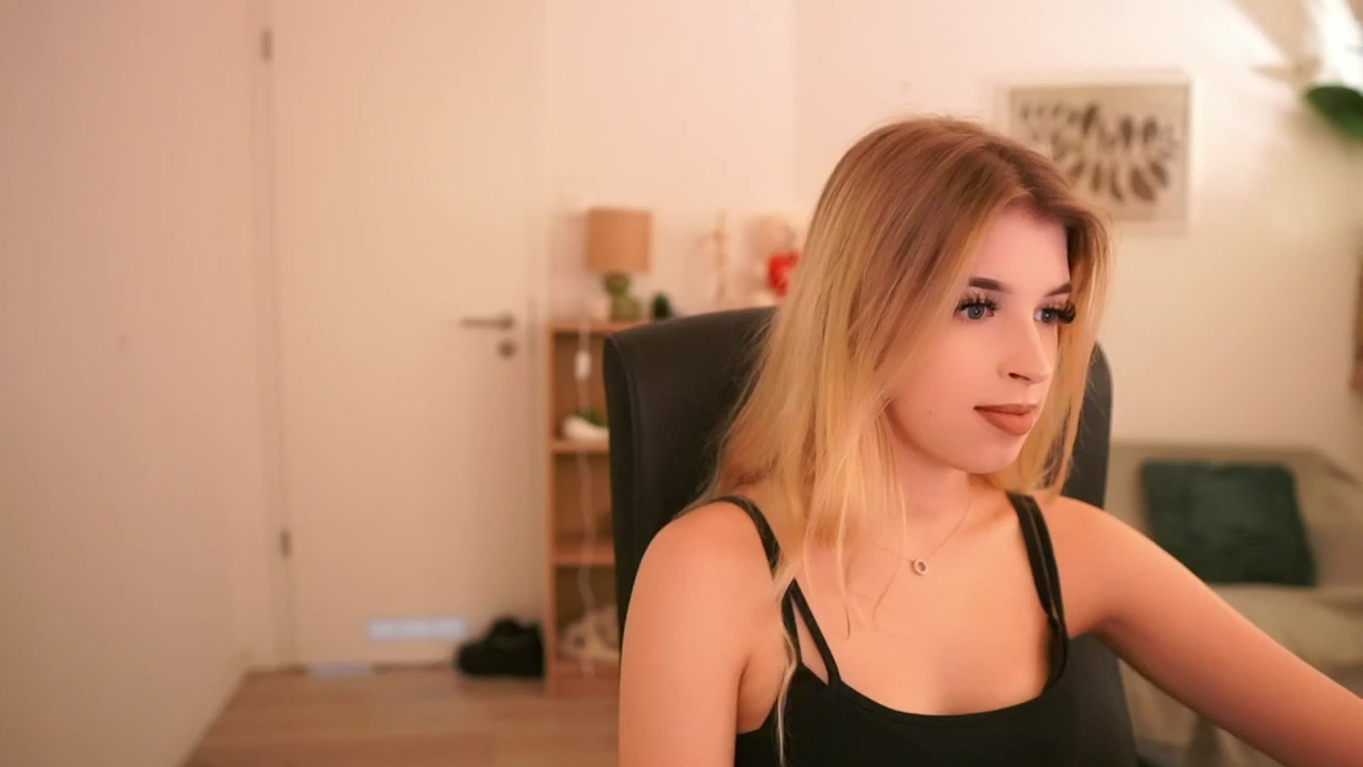 Gallery image thumbnail from Peachyliana's myfreecams stream on, 09/23/2025, 12:05 image 11 of 20