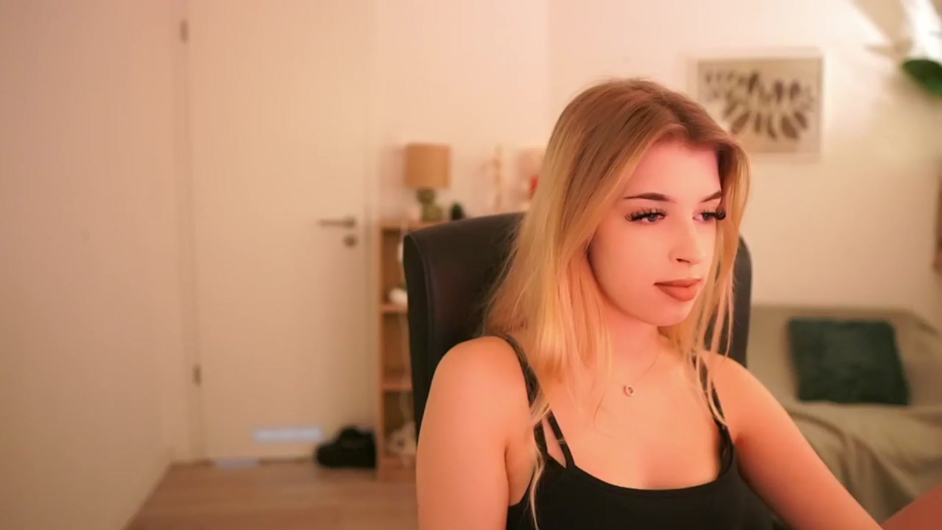 Gallery image thumbnail from Peachyliana's myfreecams stream on, 09/23/2025, 12:05 image 14 of 20