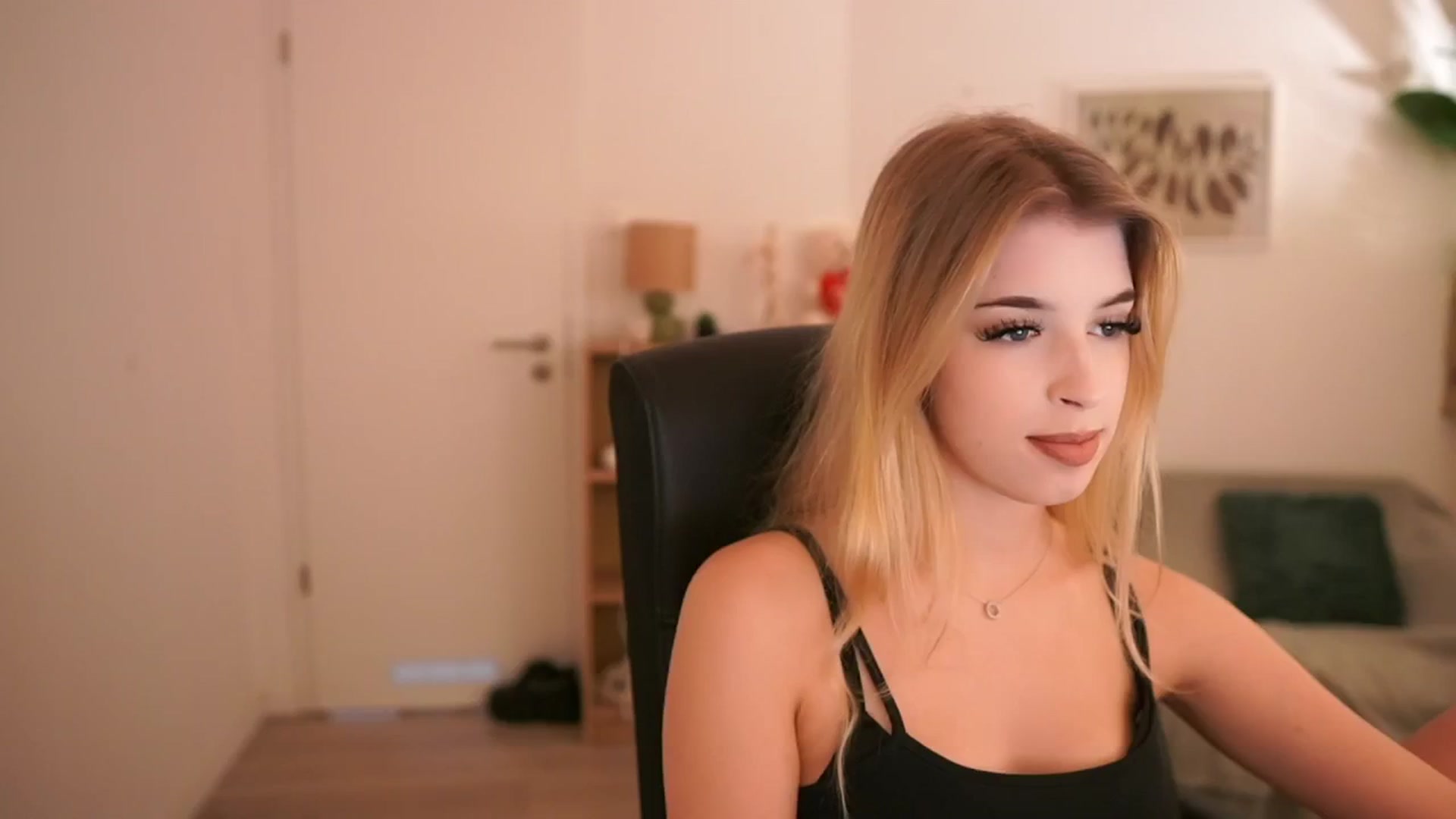 Gallery image thumbnail from Peachyliana's myfreecams stream on, 09/23/2025, 12:05 image 19 of 20