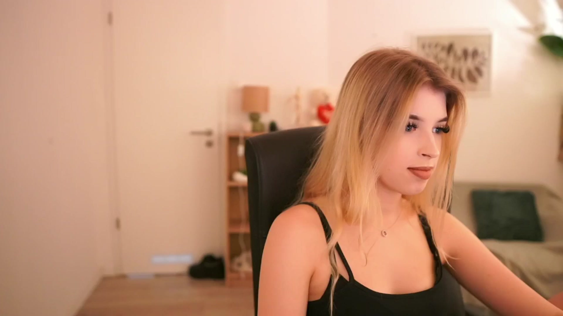 Gallery image thumbnail from Peachyliana's myfreecams stream on, 09/23/2025, 12:05 image 3 of 20