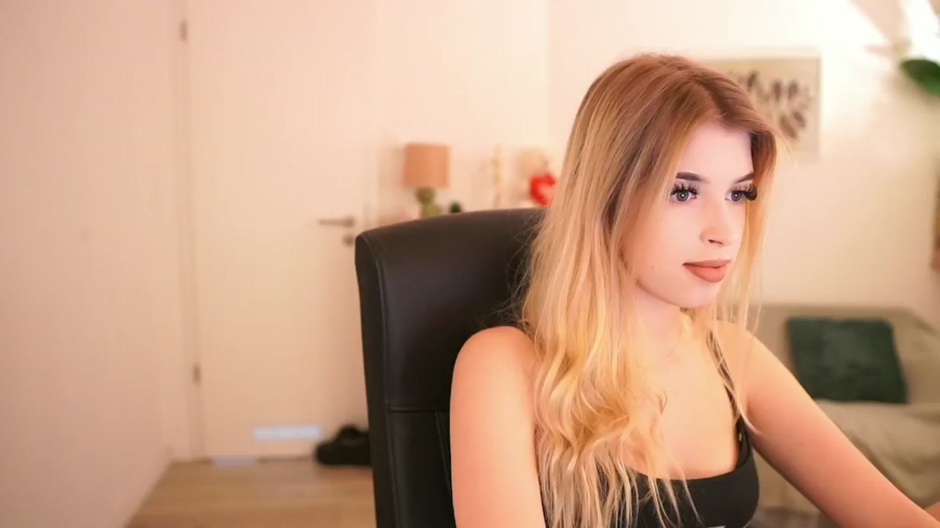 Gallery image thumbnail from Peachyliana's myfreecams stream on, 09/23/2025, 13:00 image 20 of 20