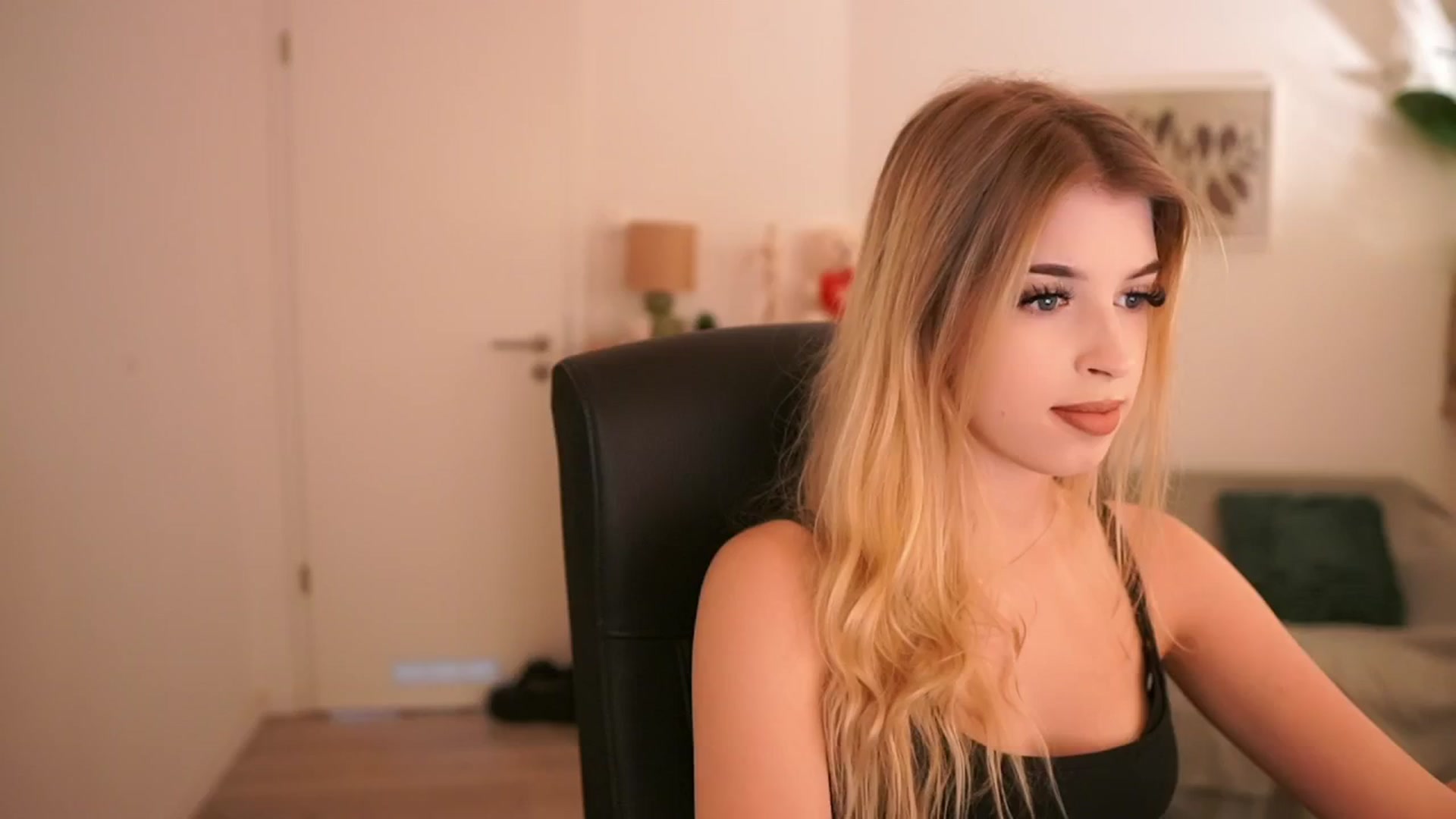 Gallery image thumbnail from Peachyliana's myfreecams stream on, 09/23/2025, 13:00 image 17 of 20