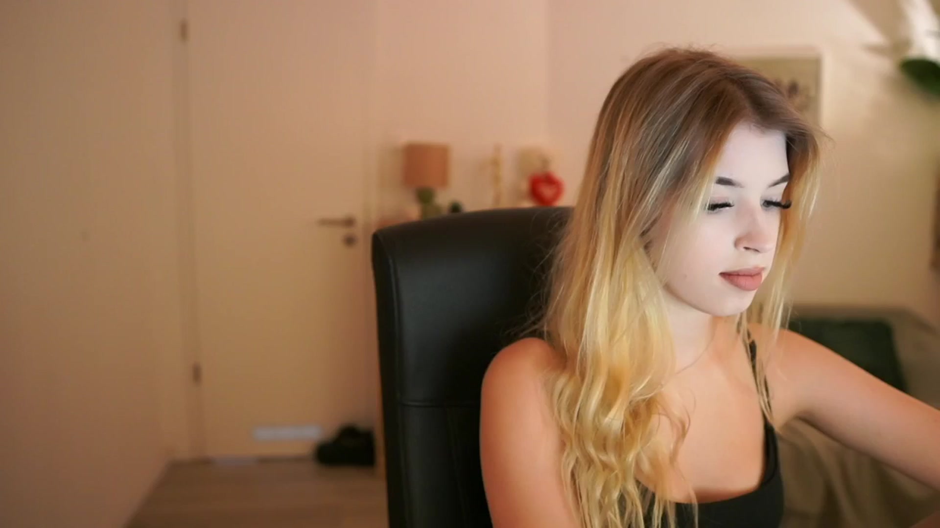 Gallery image thumbnail from Peachyliana's myfreecams stream on, 09/23/2025, 13:00 image 13 of 20