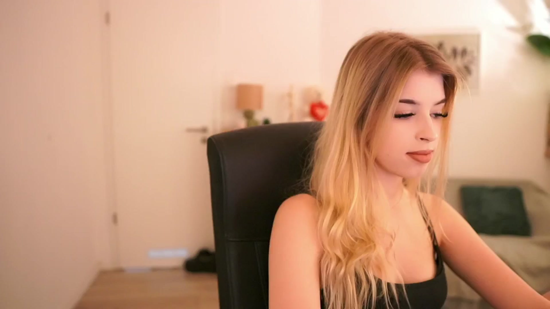 Gallery image thumbnail from Peachyliana's myfreecams stream on, 09/23/2025, 13:00 image 16 of 20