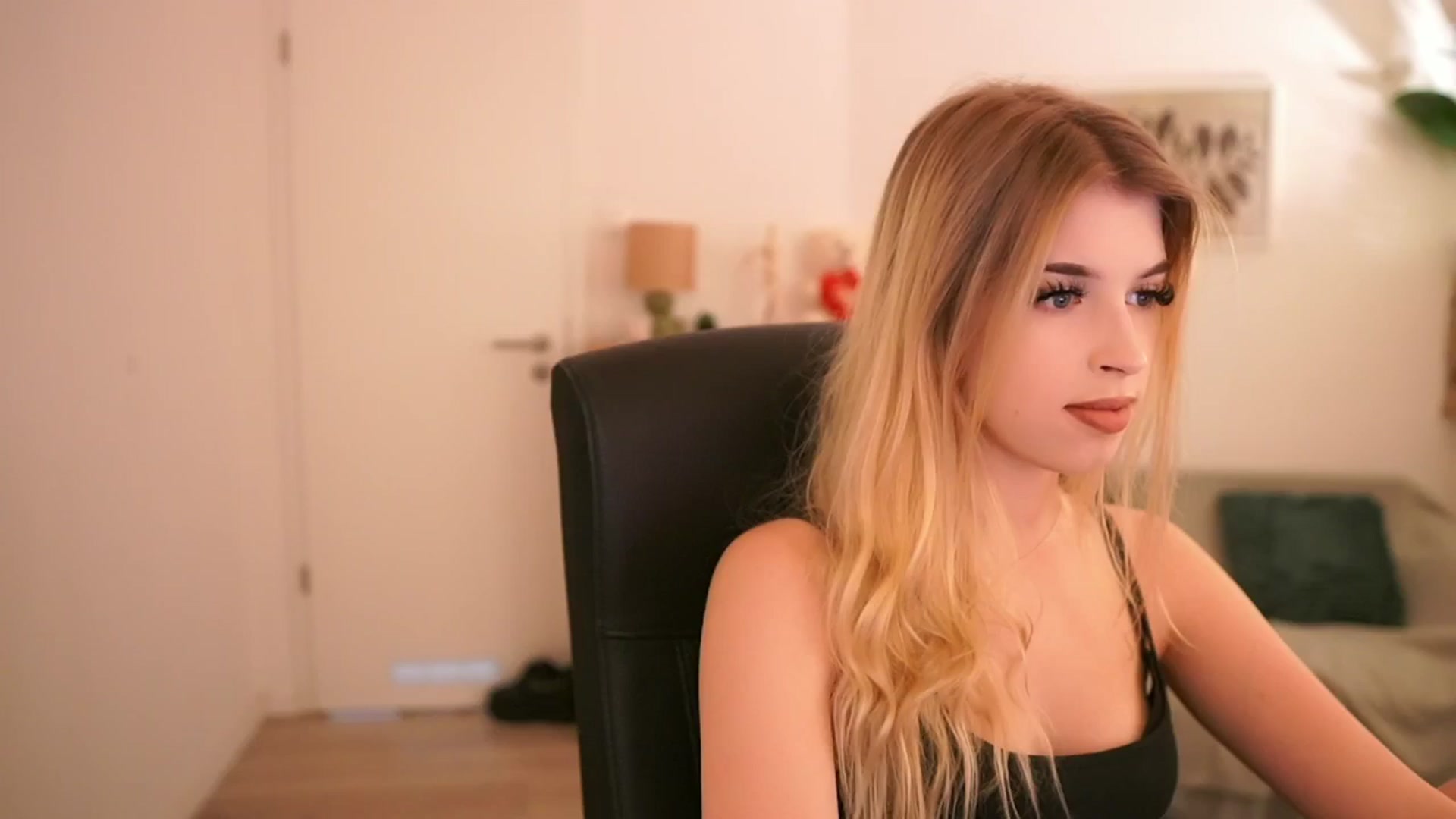 Gallery image thumbnail from Peachyliana's myfreecams stream on, 09/23/2025, 13:00 image 18 of 20