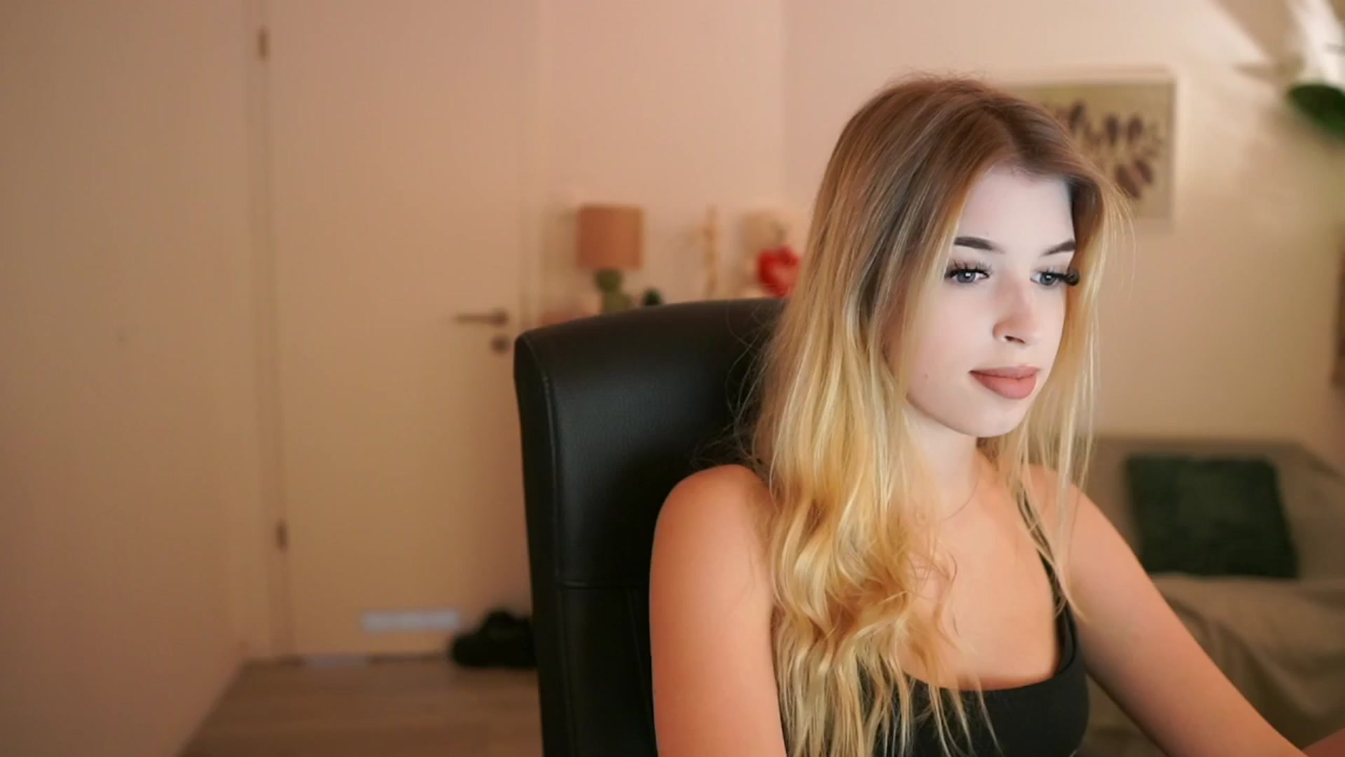 Gallery image thumbnail from Peachyliana's myfreecams stream on, 09/23/2025, 13:00 image 19 of 20