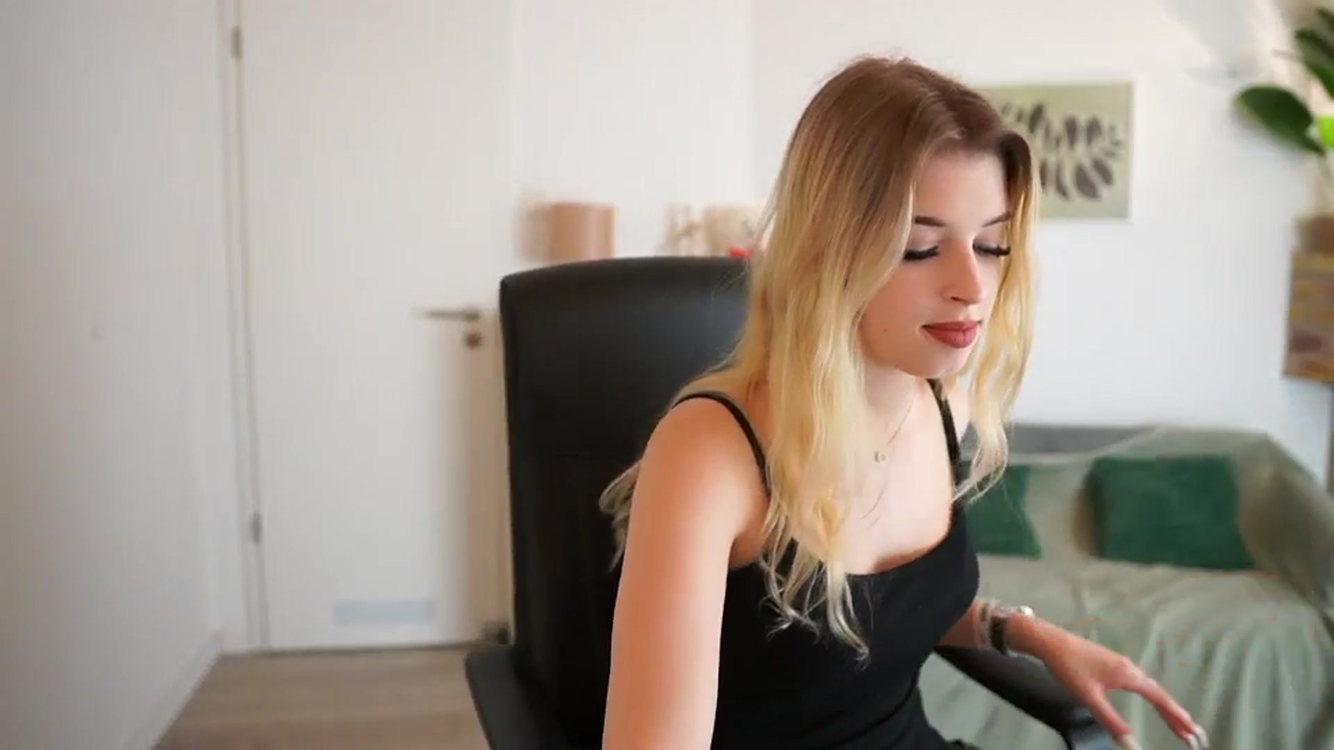 Gallery image thumbnail from Peachyliana's myfreecams stream on, 09/30/2025, 12:21 image 2 of 20