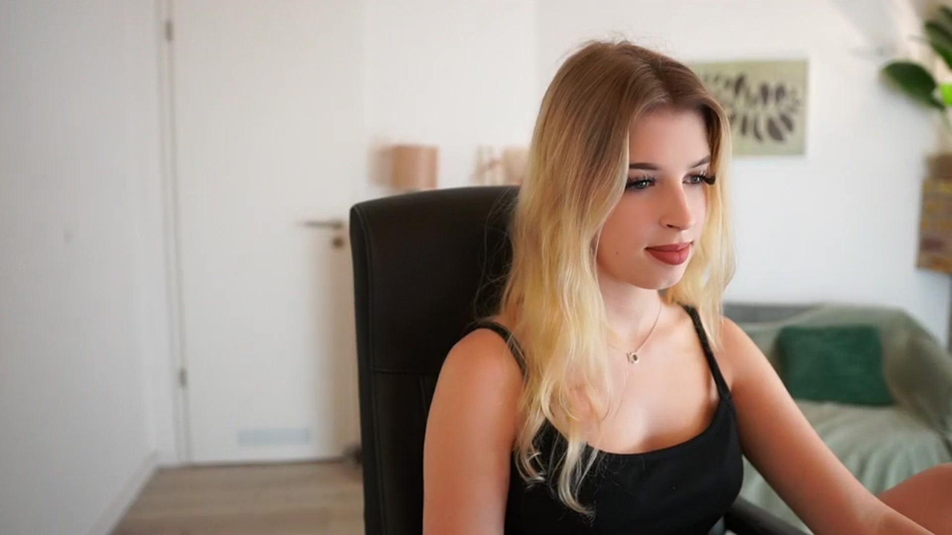 Gallery image thumbnail from Peachyliana's myfreecams stream on, 09/30/2025, 12:21 image 3 of 20