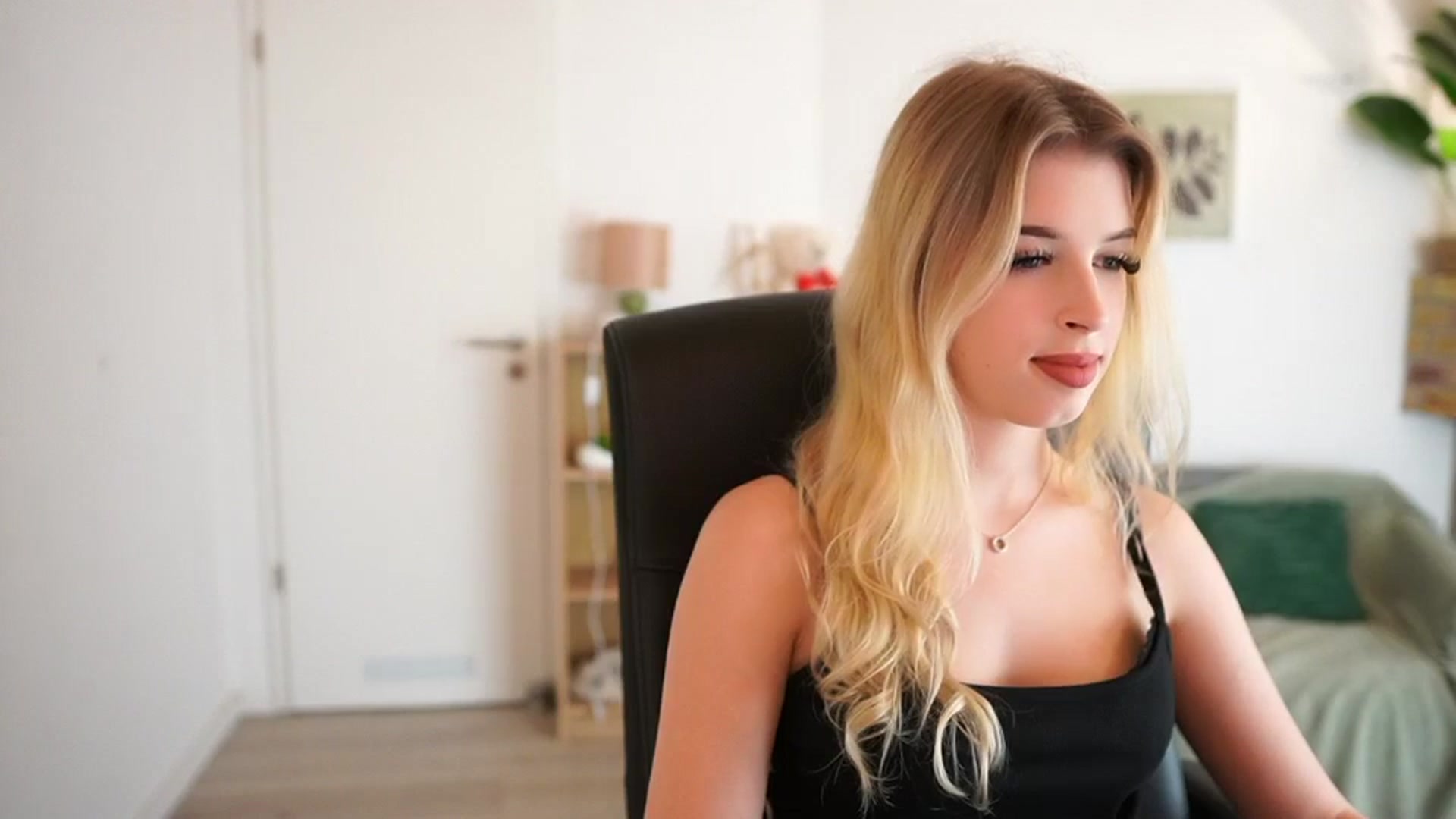 Gallery image thumbnail from Peachyliana's myfreecams stream on, 09/30/2025, 12:21 image 15 of 20