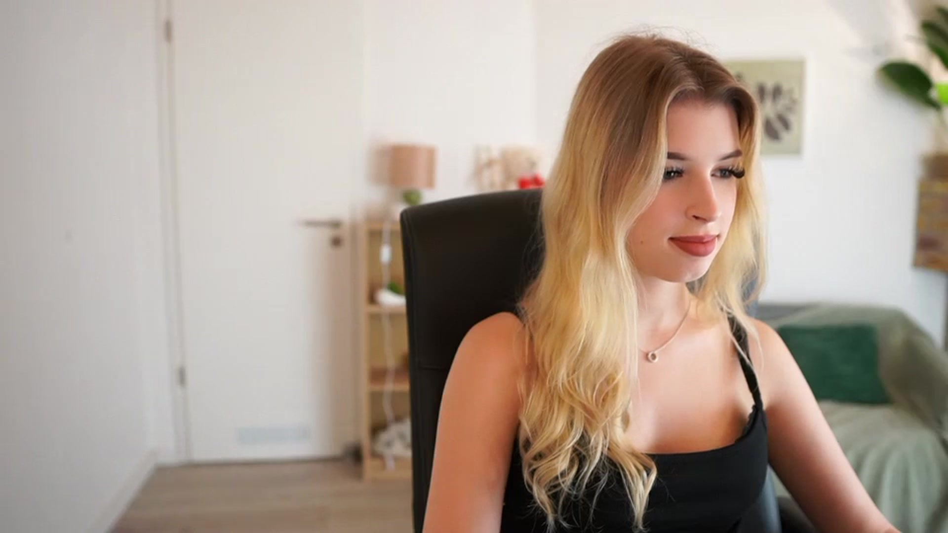 Gallery image thumbnail from Peachyliana's myfreecams stream on, 09/30/2025, 12:21 image 14 of 20