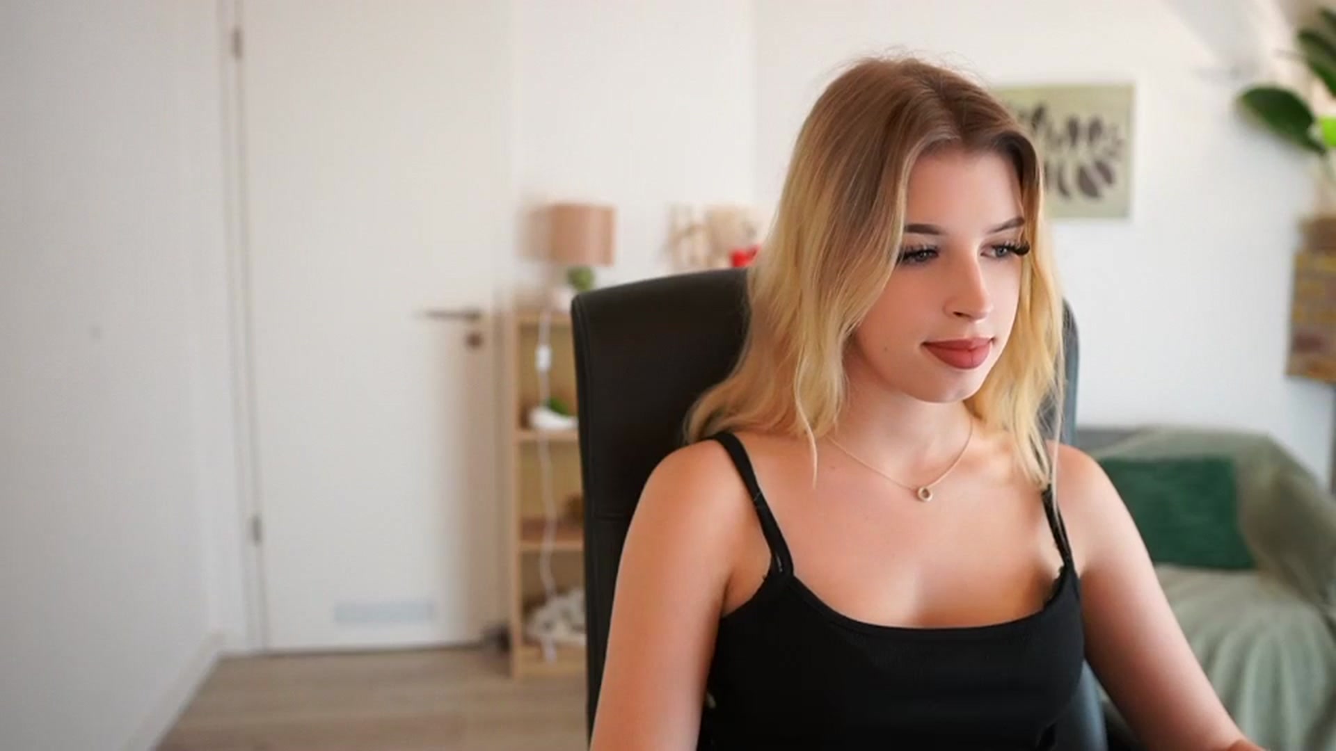 Gallery image thumbnail from Peachyliana's myfreecams stream on, 09/30/2025, 12:21 image 19 of 20