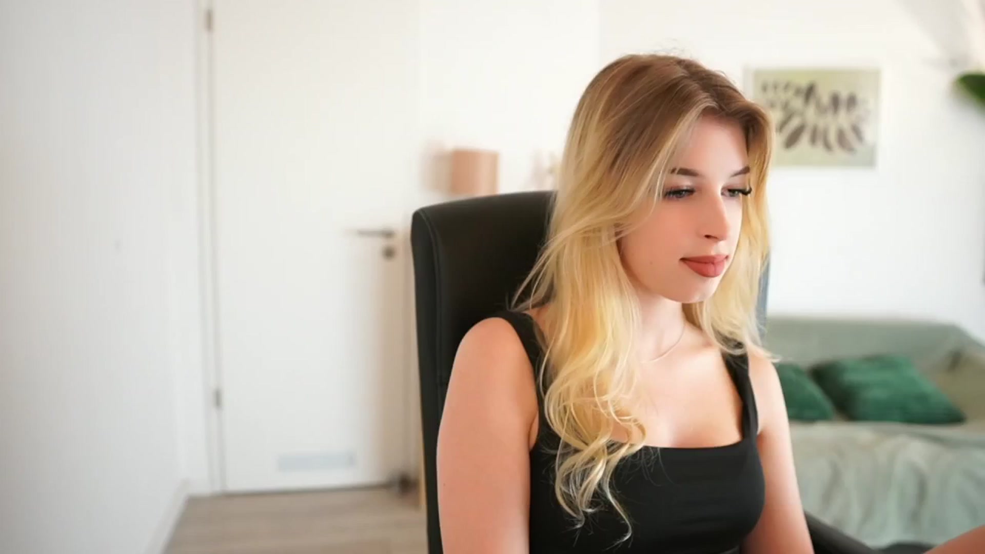 Gallery image thumbnail from Peachyliana's myfreecams stream on, 10/02/2025, 10:07 image 16 of 20