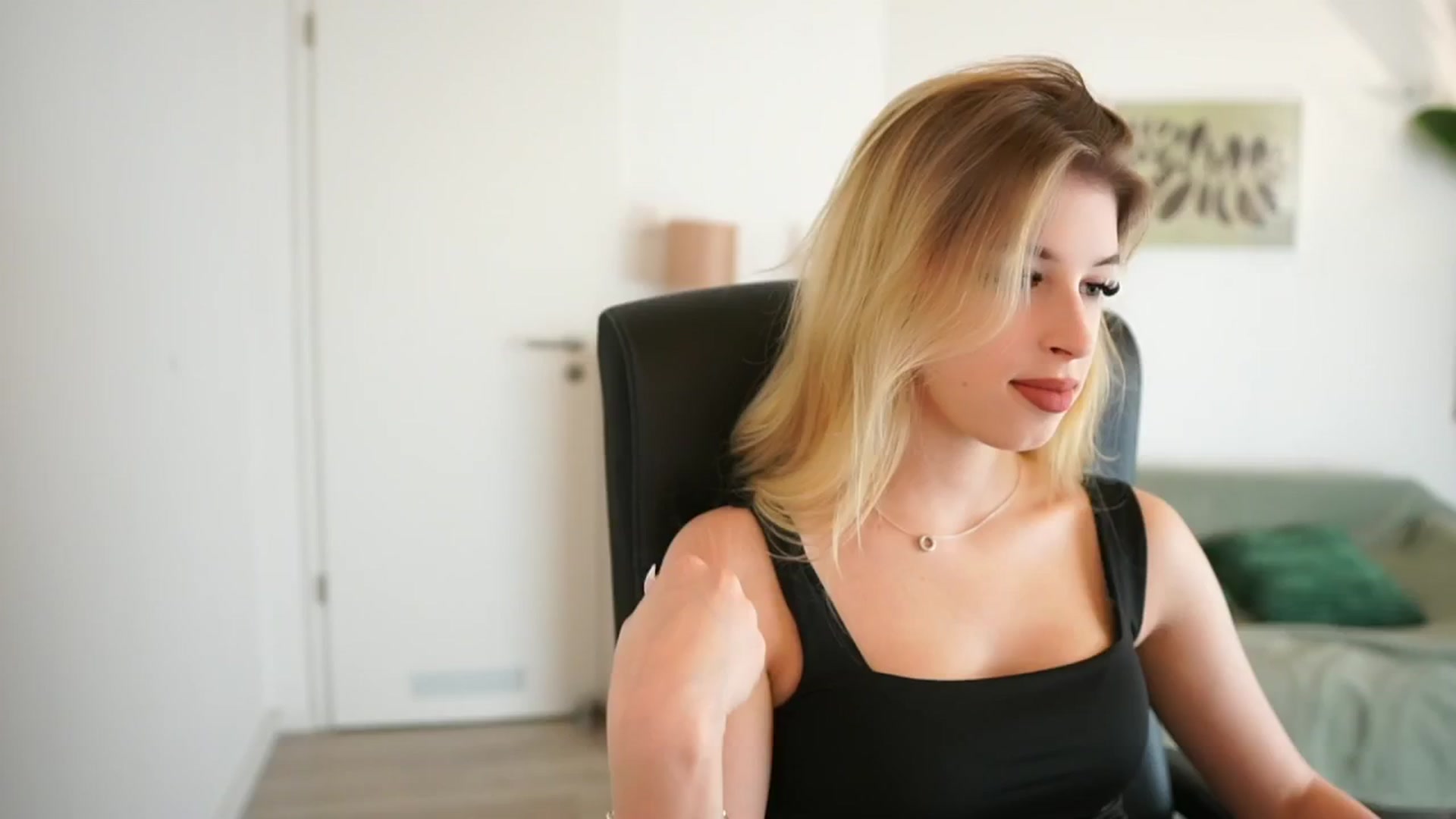 Gallery image thumbnail from Peachyliana's myfreecams stream on, 10/02/2025, 10:07 image 4 of 20