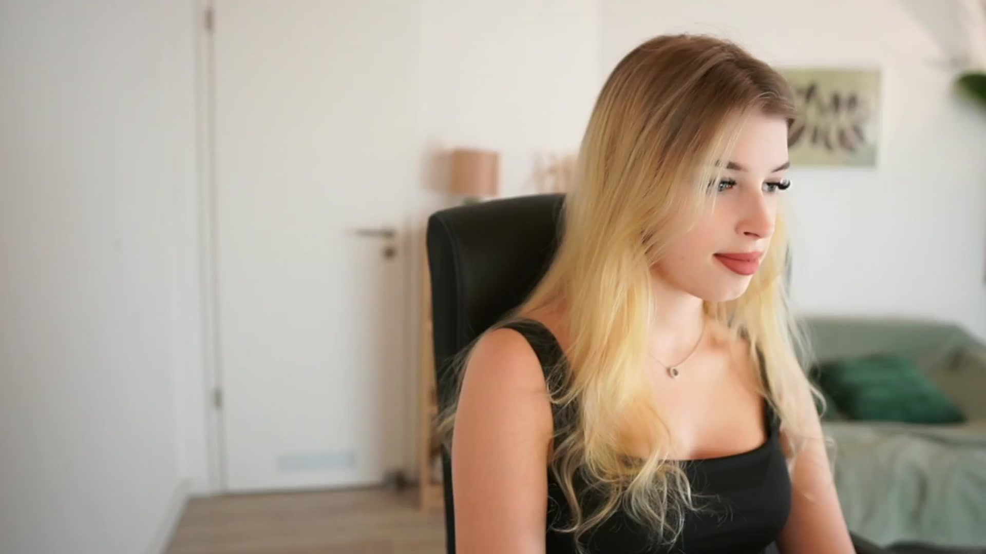 Gallery image thumbnail from Peachyliana's myfreecams stream on, 10/02/2025, 10:28 image 9 of 20
