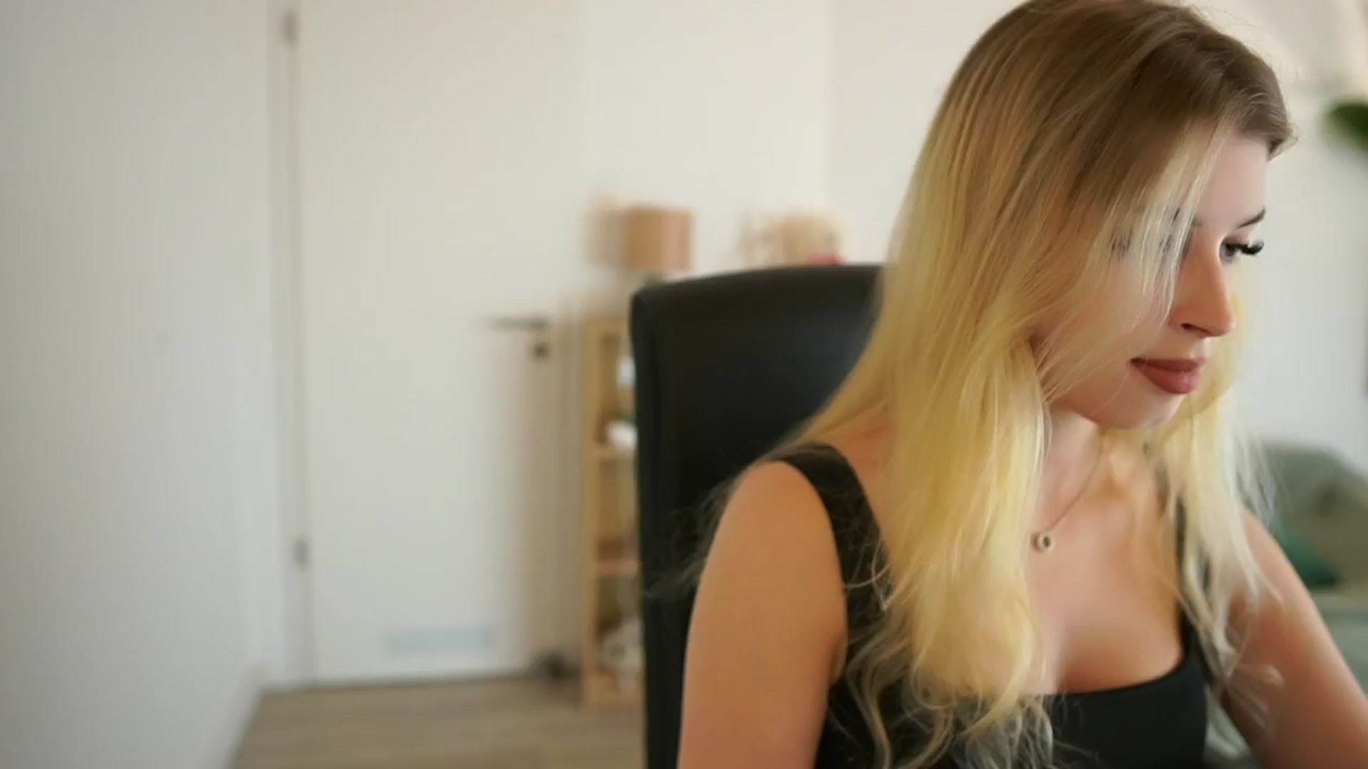 Gallery image thumbnail from Peachyliana's myfreecams stream on, 10/02/2025, 10:28 image 12 of 20