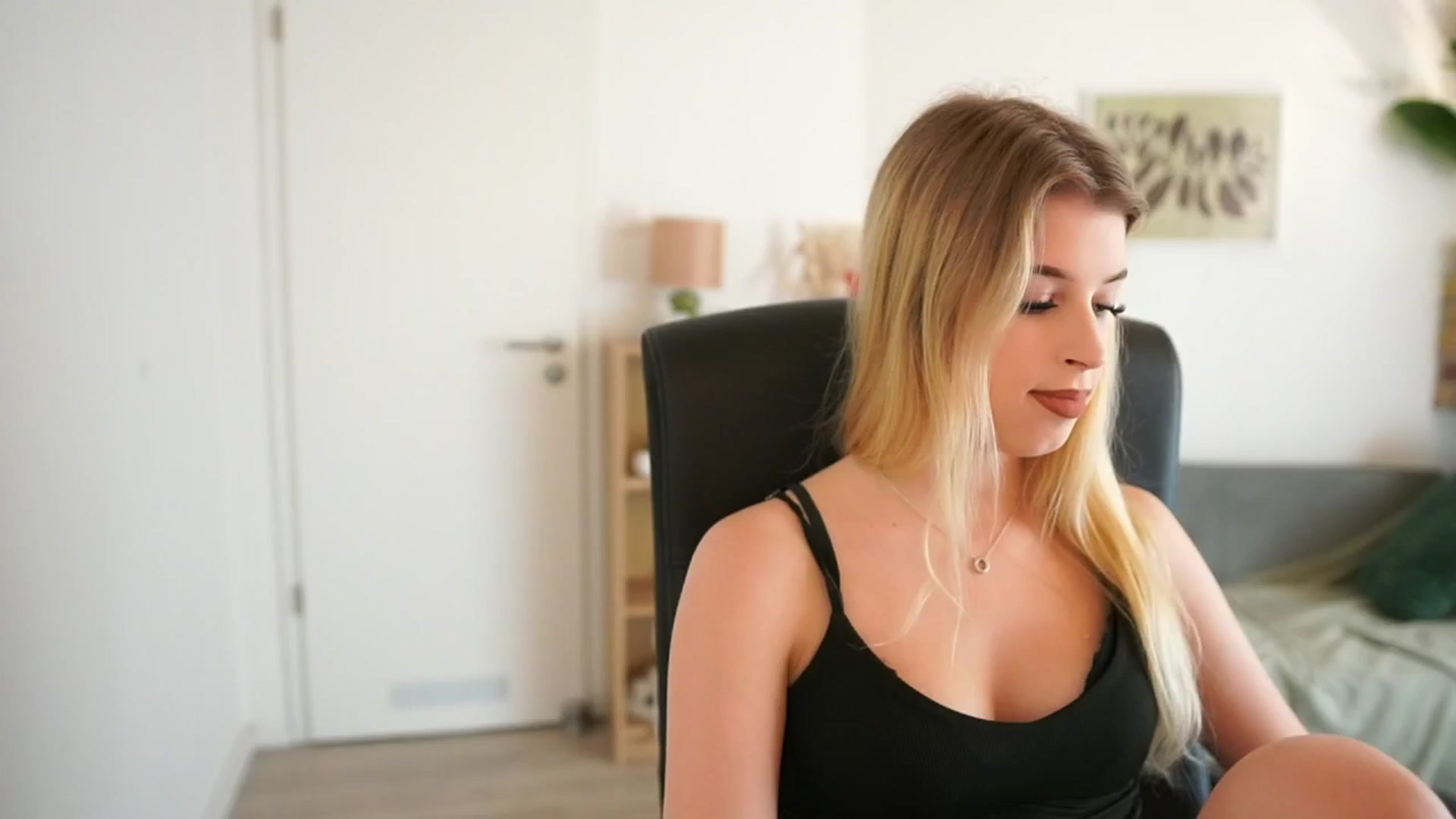 Gallery image thumbnail from Peachyliana's myfreecams stream on, 10/05/2025, 11:34 image 3 of 20