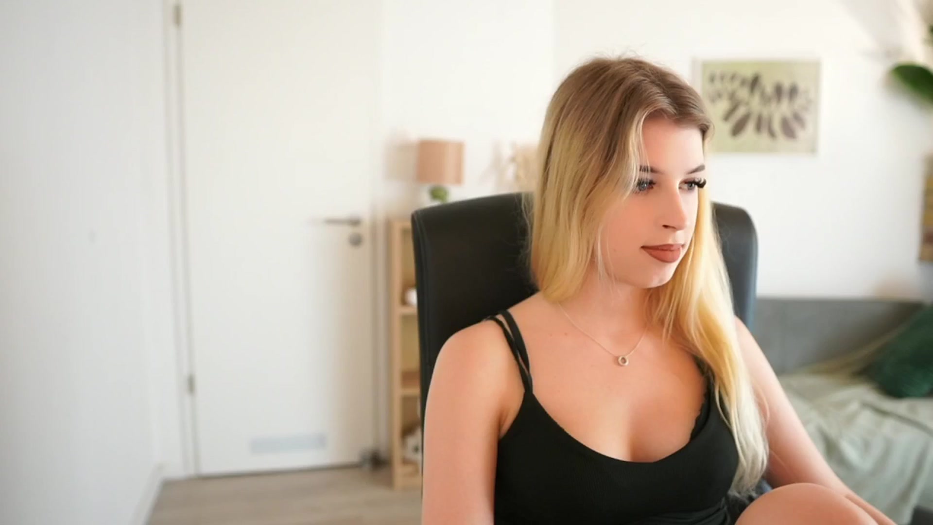 Gallery image thumbnail from Peachyliana's myfreecams stream on, 10/05/2025, 11:34 image 1 of 20