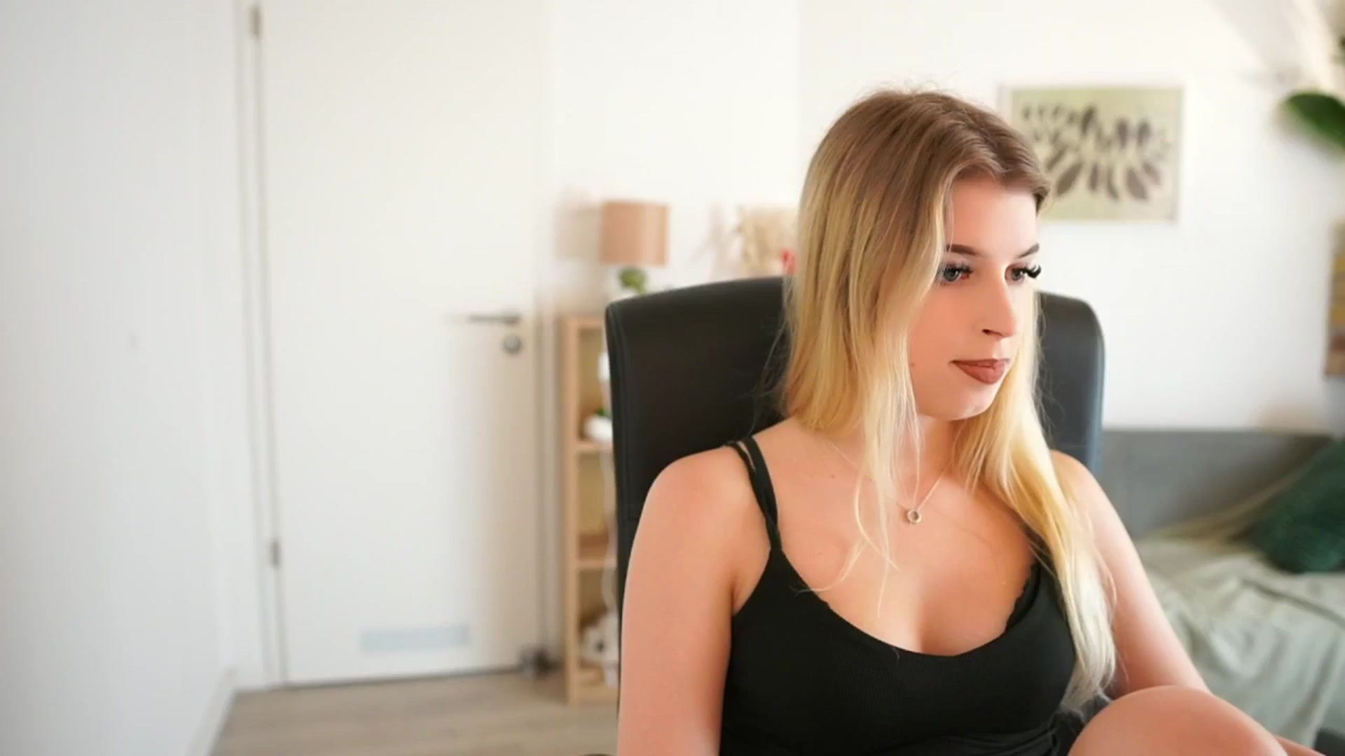 Gallery image thumbnail from Peachyliana's myfreecams stream on, 10/05/2025, 11:34 image 5 of 20