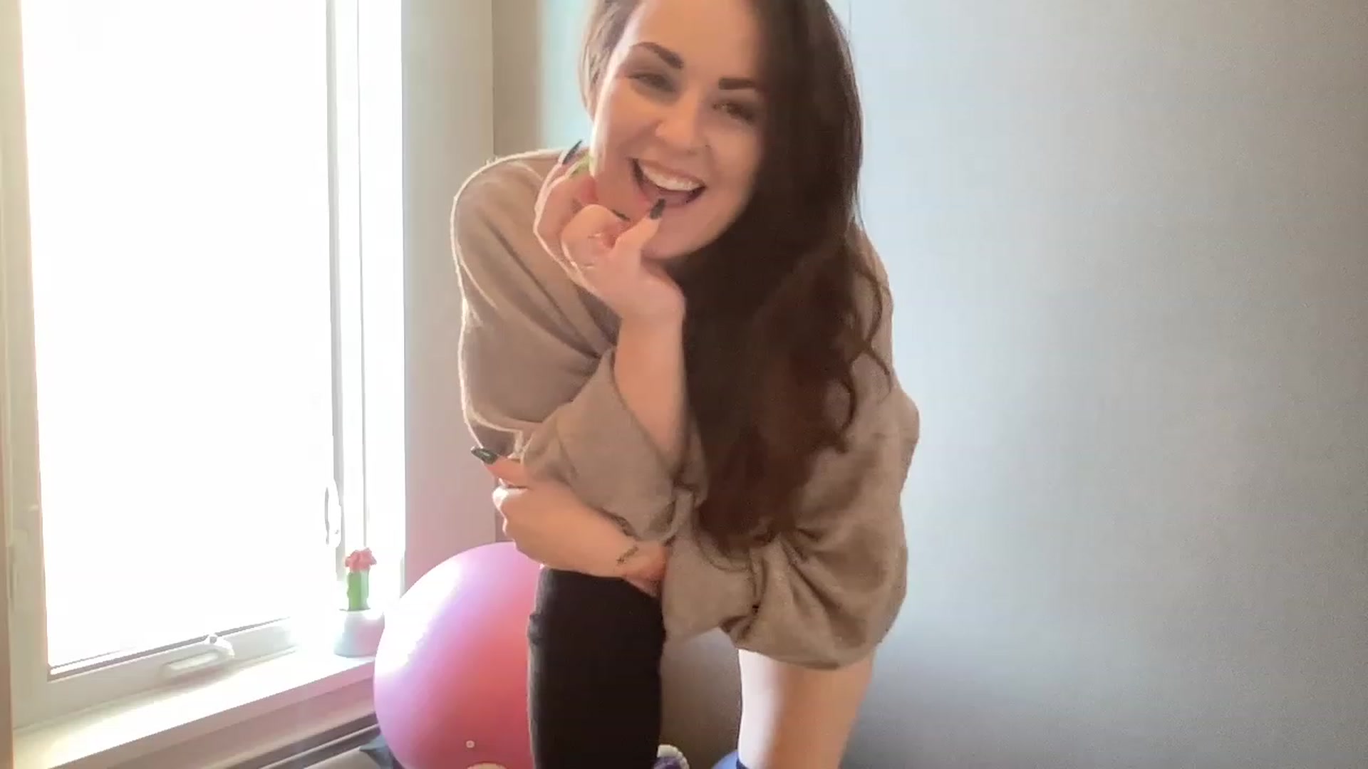 Gallery image thumbnail from PennieGold's myfreecams stream on, 12/22/2022, 21:45 image 2 of 20