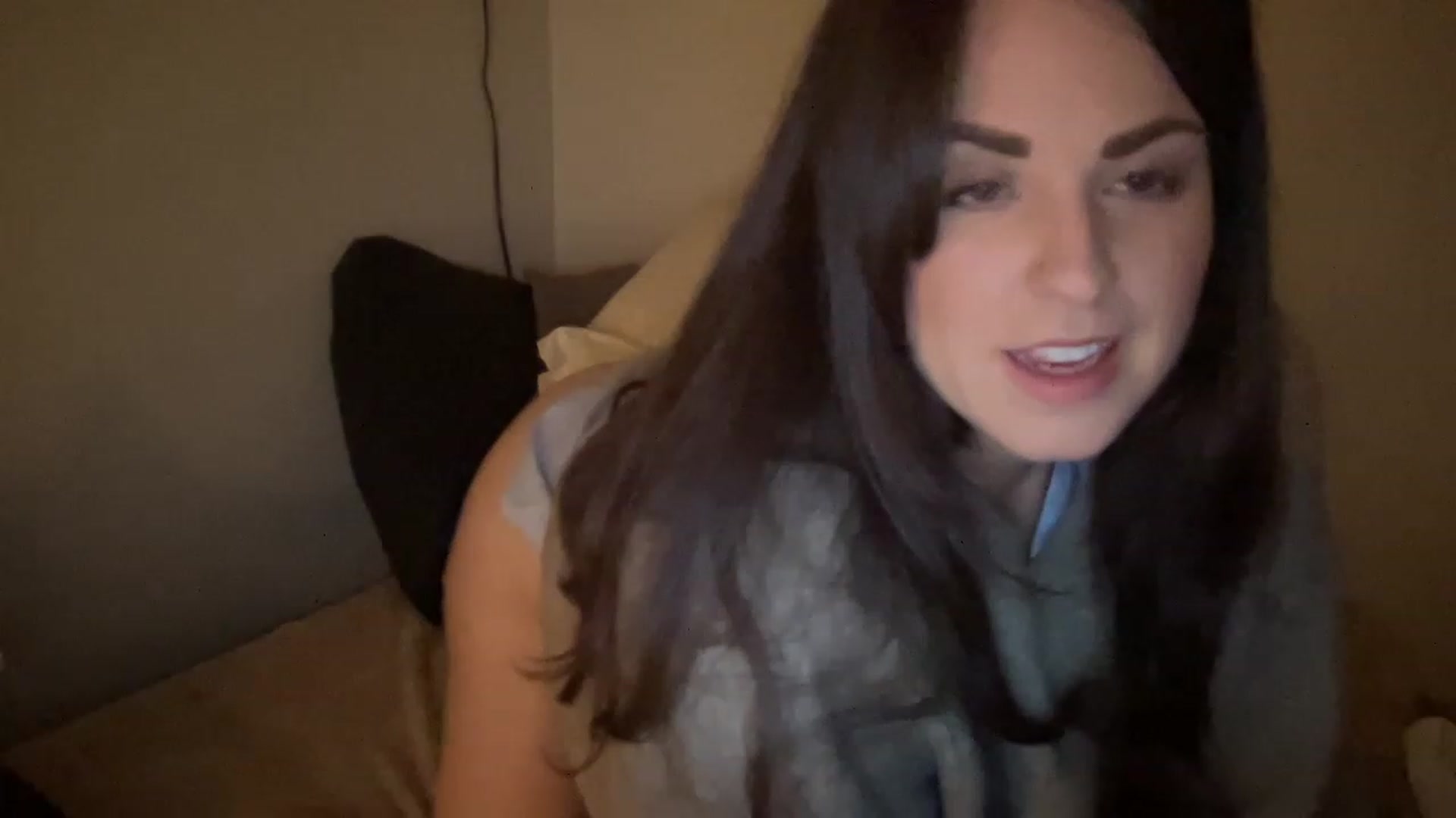 Gallery image thumbnail from PennieGold's myfreecams stream on, 12/29/2022, 24:31 image 6 of 20