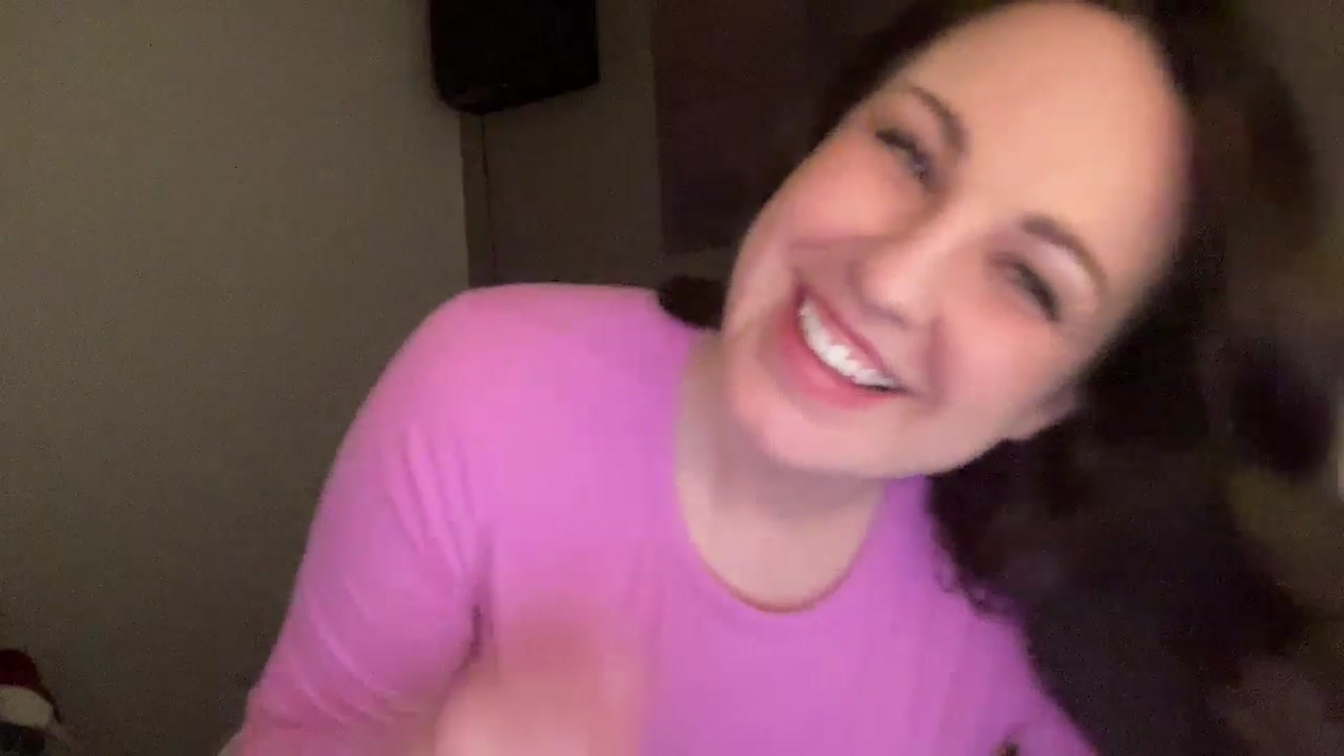 Gallery image thumbnail from PennieGold's myfreecams stream on, 05/19/2025, 22:30 image 17 of 20