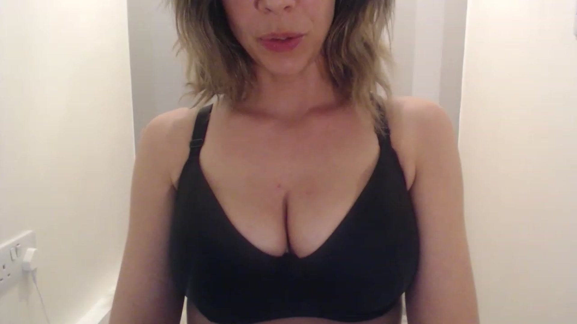 Gallery image thumbnail from Penny_Pockets's myfreecams stream on, 03/28/2023, 11:18 image 17 of 20