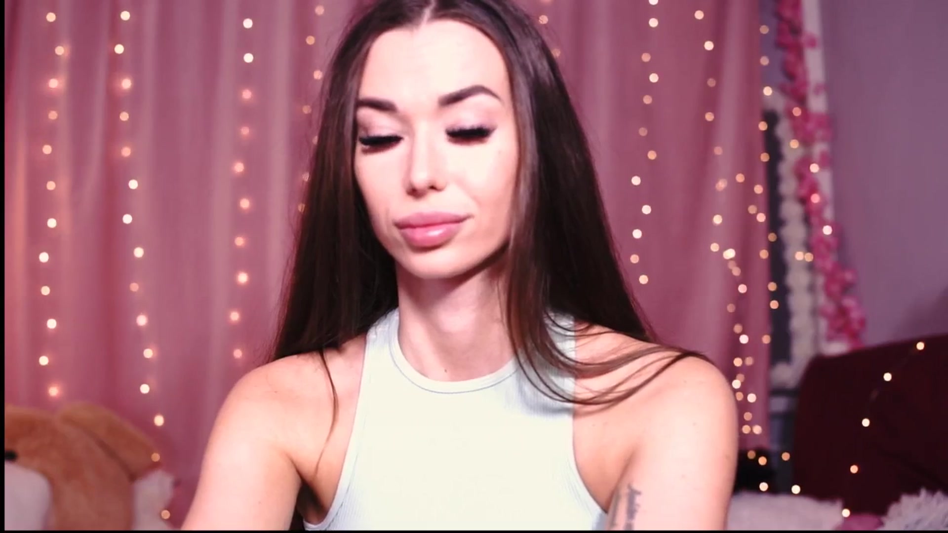 Gallery image thumbnail from Perfectview's myfreecams stream on, 04/16/2026, 20:52 image 2 of 20