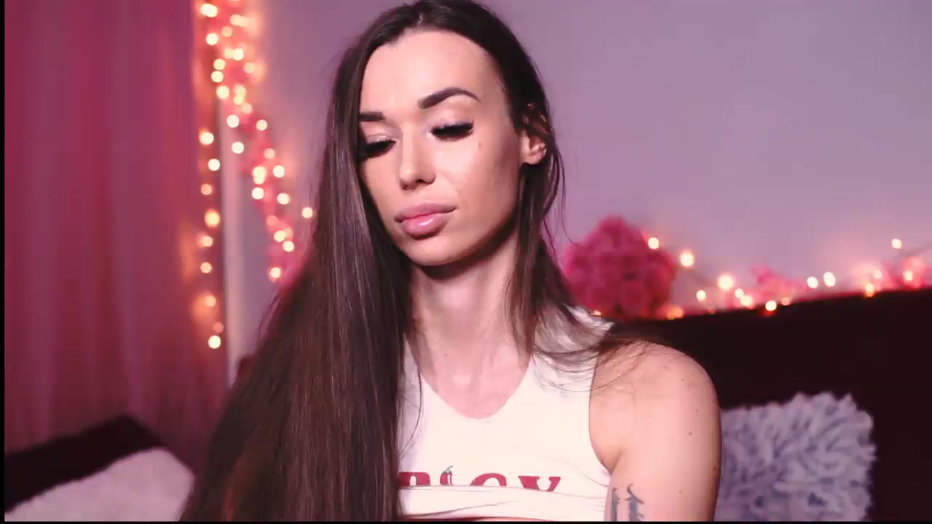 Gallery image thumbnail from Perfectview's myfreecams stream on, 06/16/2026, 17:42 image 17 of 20