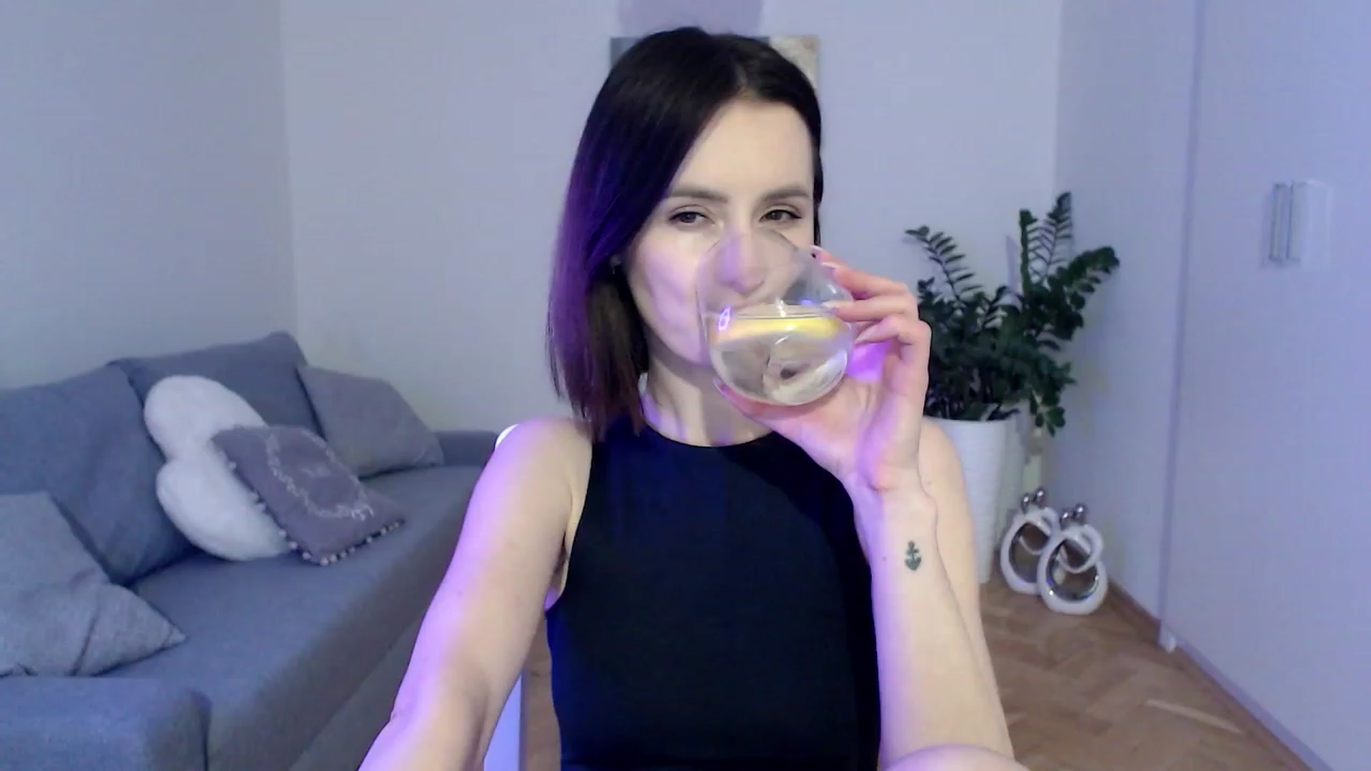 Gallery image thumbnail from PerlaBella's myfreecams stream on, 05/01/2023, 19:27 image 9 of 20