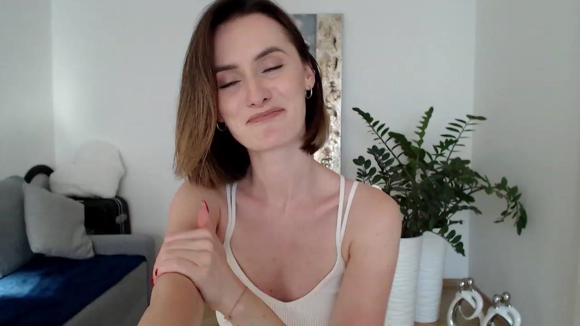 Gallery image thumbnail from PerlaBella's myfreecams stream on, 06/22/2023, 17:20 image 2 of 20