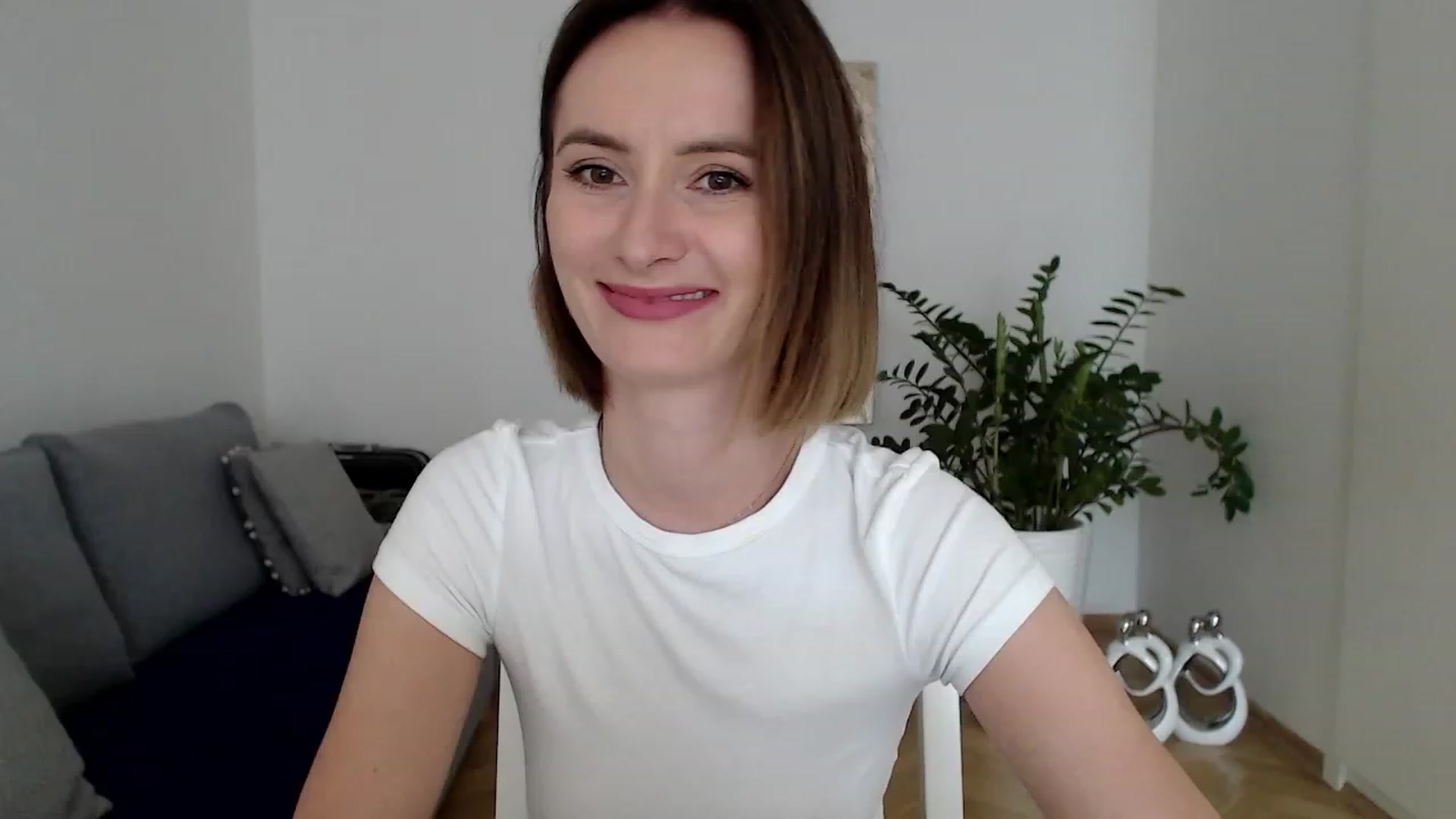 Gallery image thumbnail from PerlaBella's myfreecams stream on, 08/25/2023, 15:43 image 4 of 20