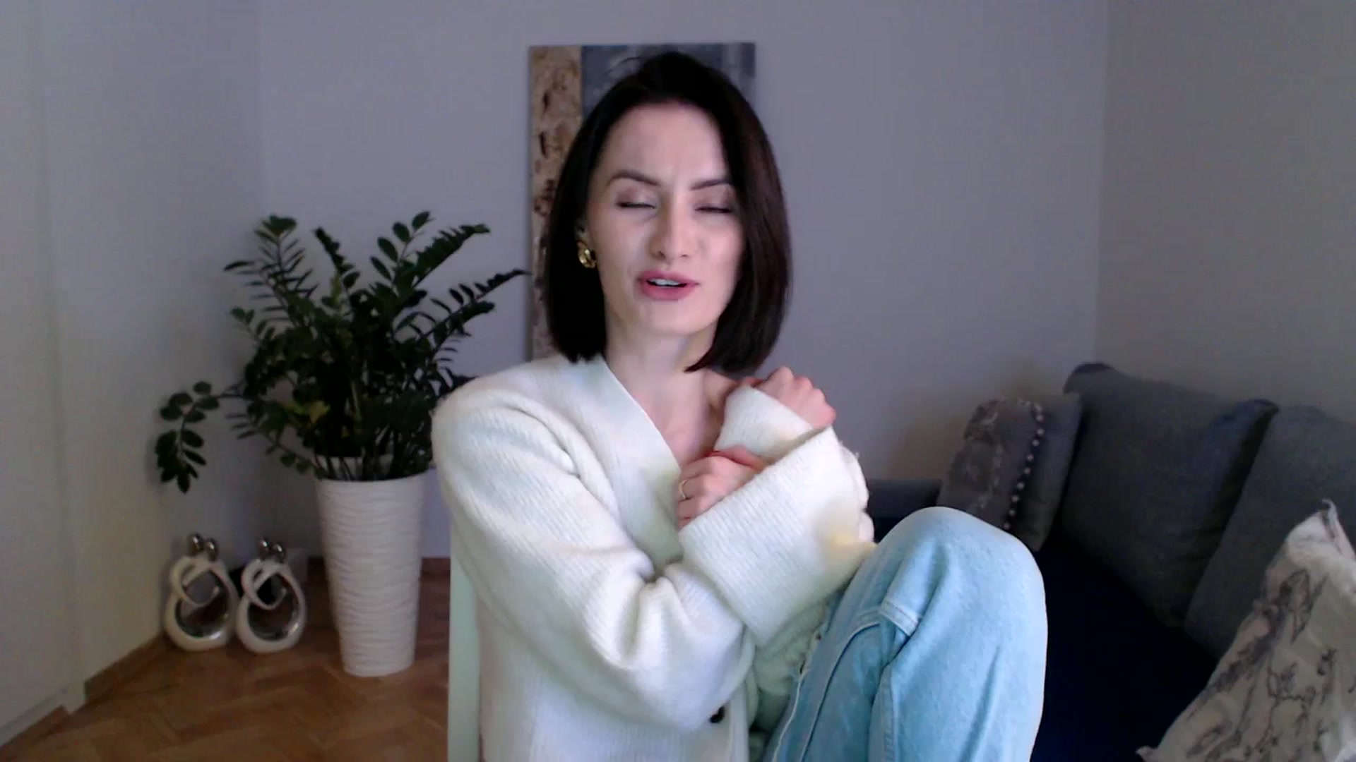 Gallery image thumbnail from PerlaBella's myfreecams stream on, 12/19/2023, 16:22 image 14 of 20
