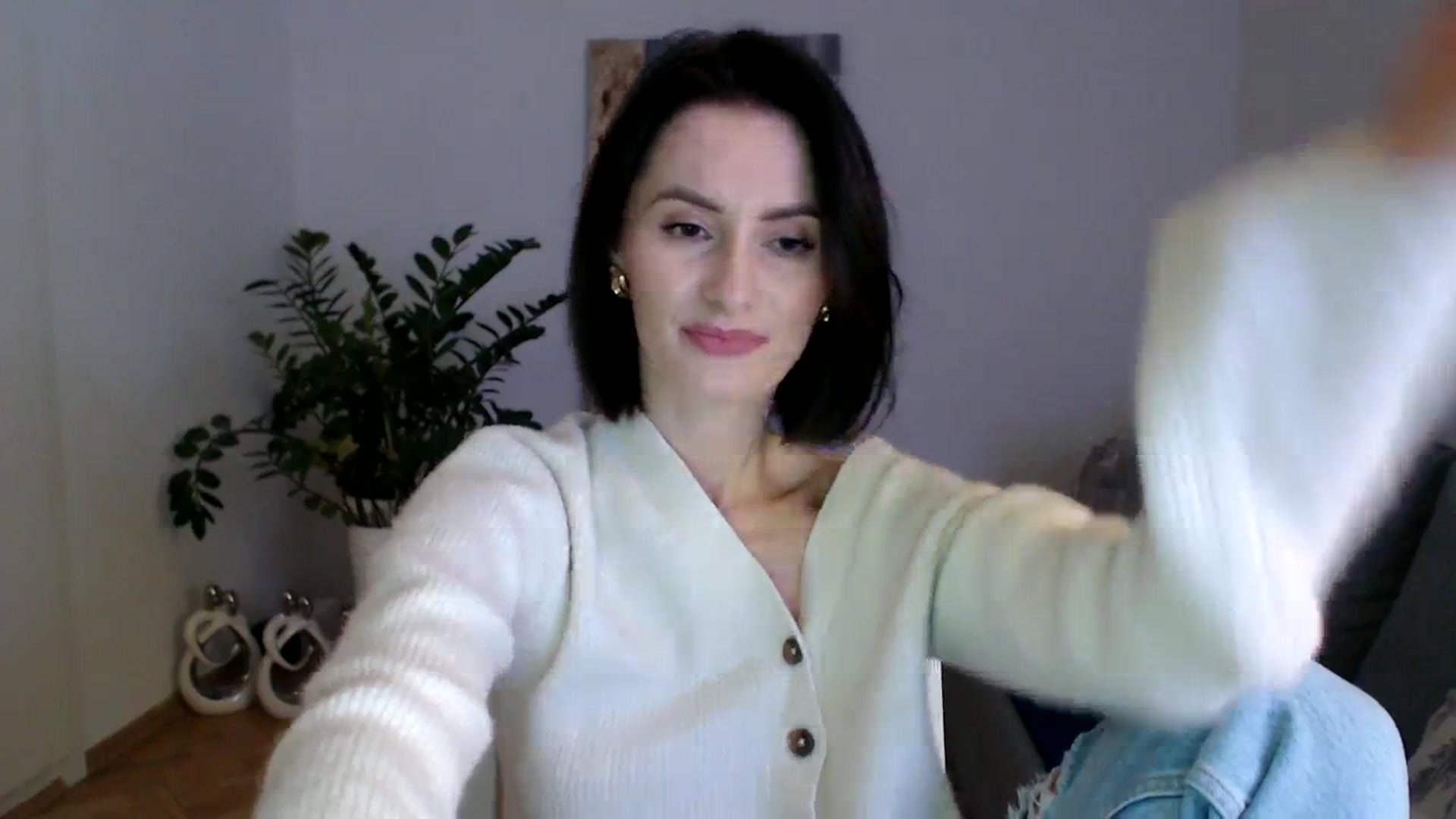 Gallery image thumbnail from PerlaBella's myfreecams stream on, 12/19/2023, 16:22 image 19 of 20