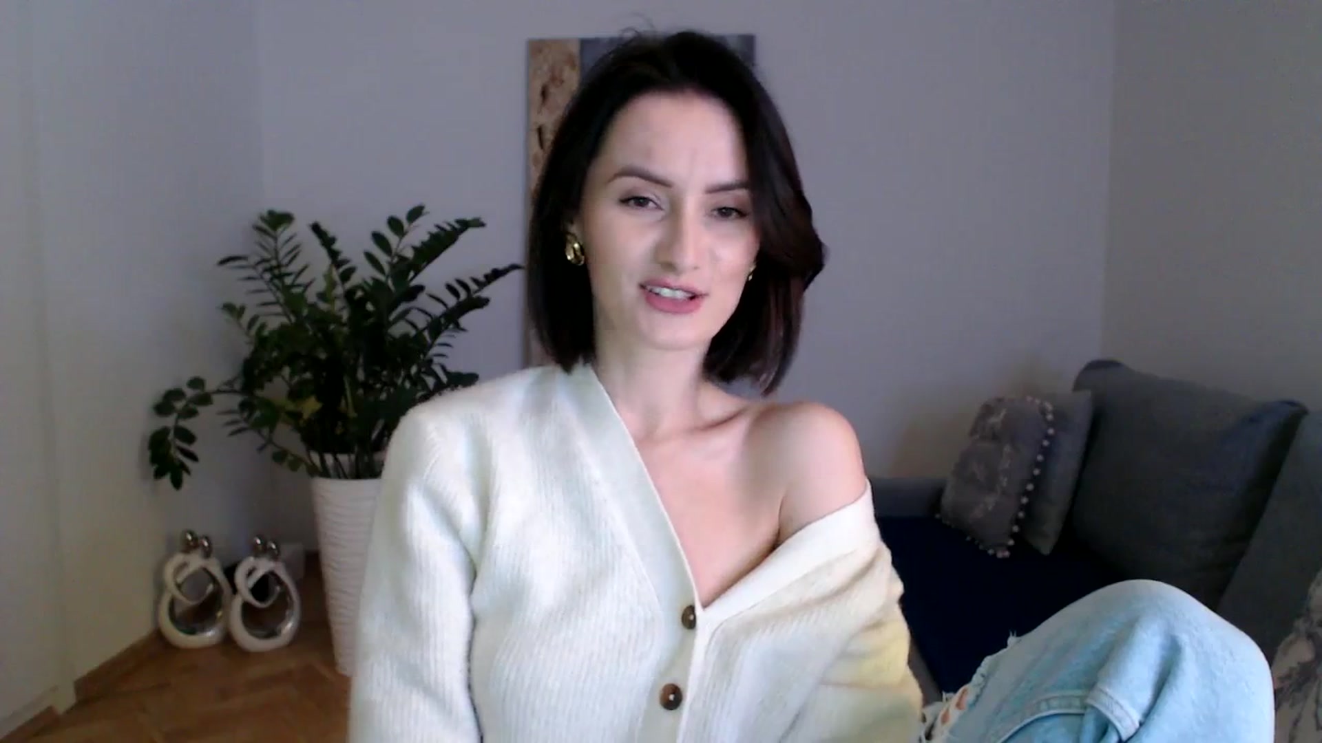 Gallery image thumbnail from PerlaBella's myfreecams stream on, 12/19/2023, 16:22 image 18 of 20