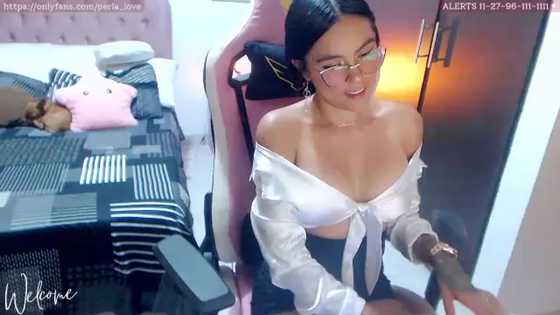 Gallery image thumbnail from Perla_Love's myfreecams stream on, 04/03/2023, 16:55 image 3 of 20