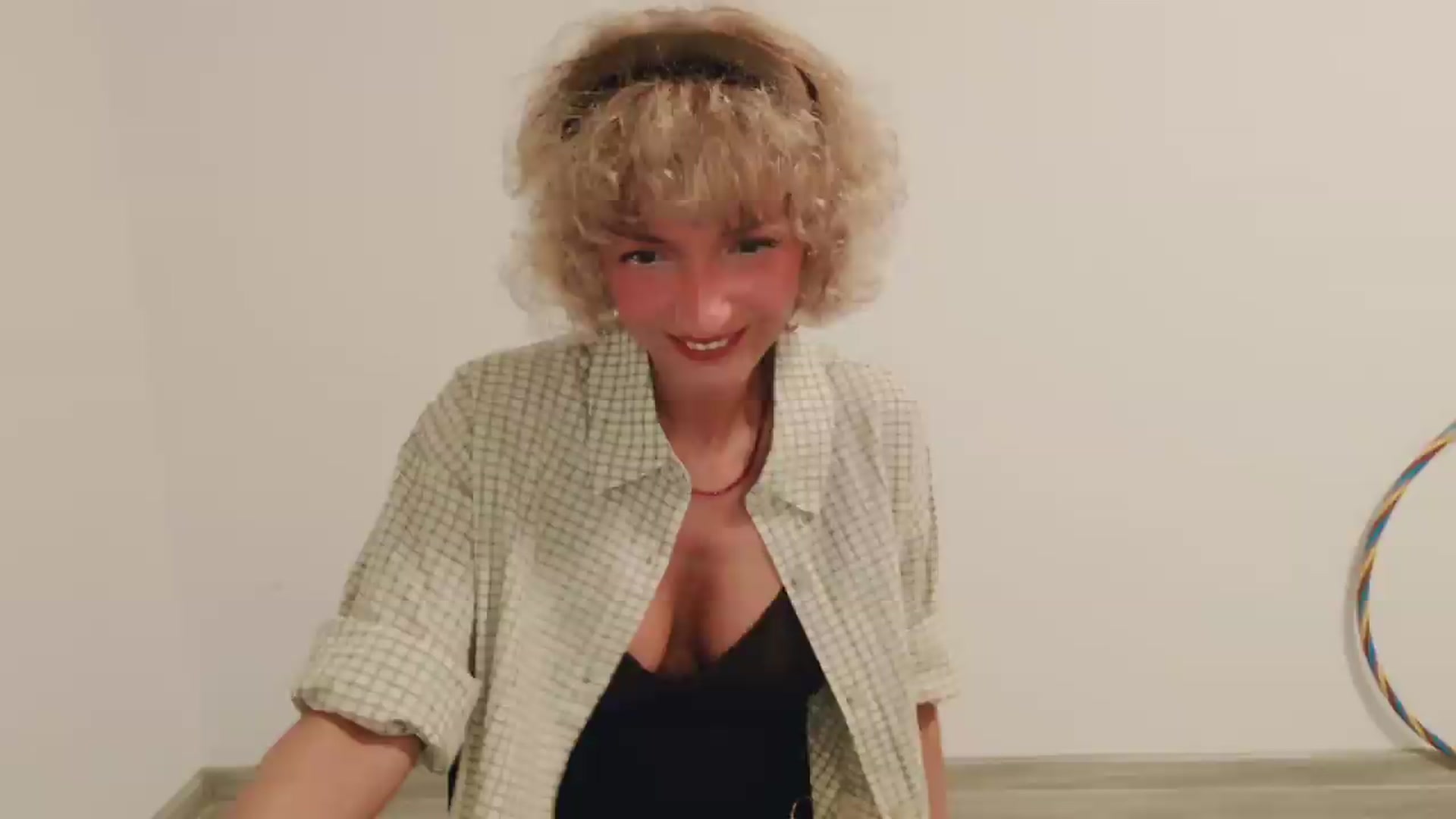 Gallery image thumbnail from Perlaa's myfreecams stream on, 08/29/2026, 18:33 image 2 of 20