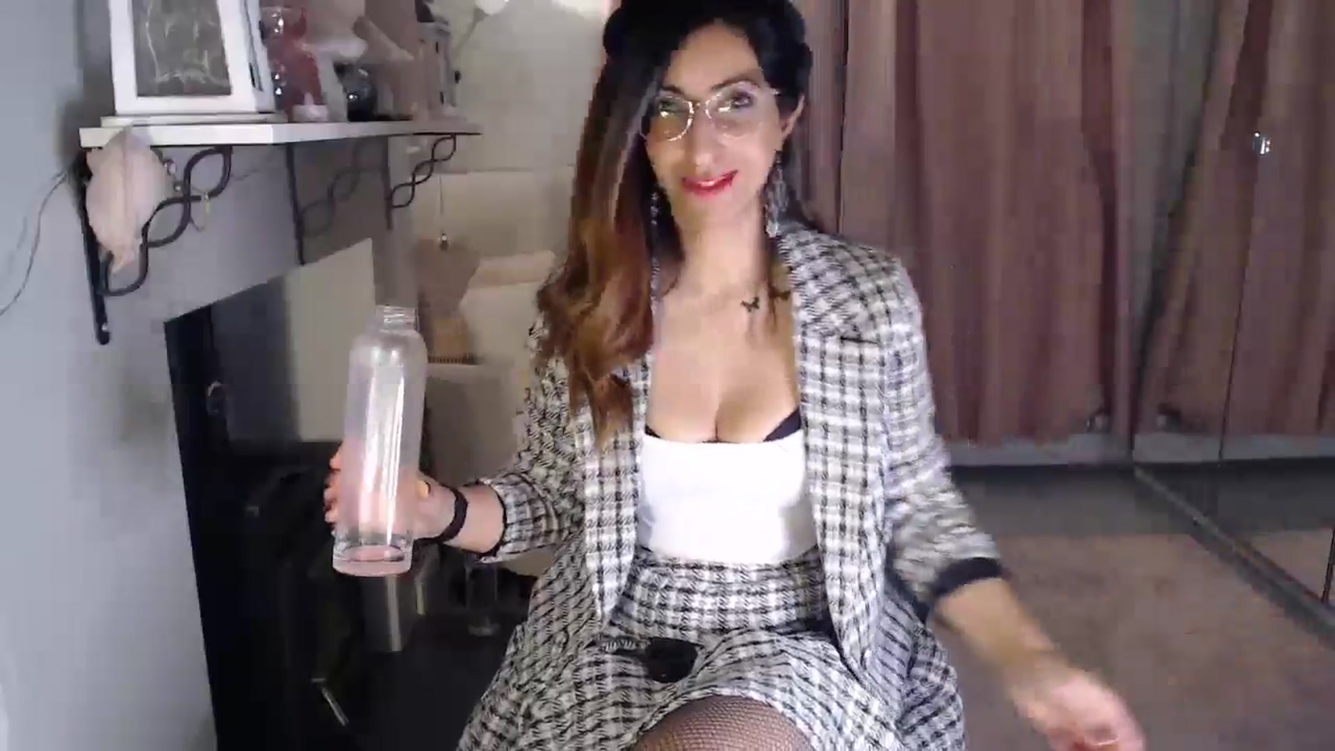Gallery image thumbnail from PersianGirl's myfreecams stream on, 01/06/2025, 06:48 image 3 of 20