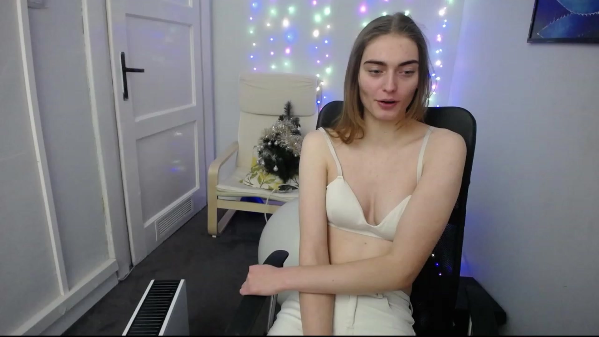 Gallery image thumbnail from PersonYouNeed's myfreecams stream on, 12/06/2022, 15:24 image 15 of 20