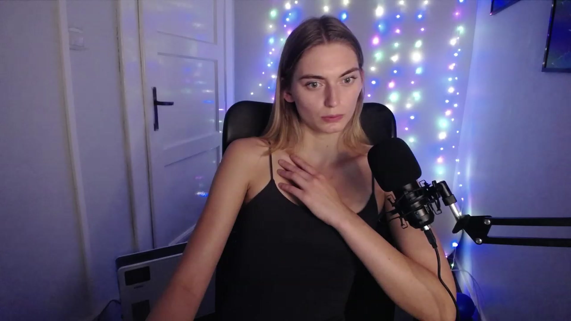 Gallery image thumbnail from PersonYouNeed's myfreecams stream on, 08/29/2023, 13:05 image 10 of 20