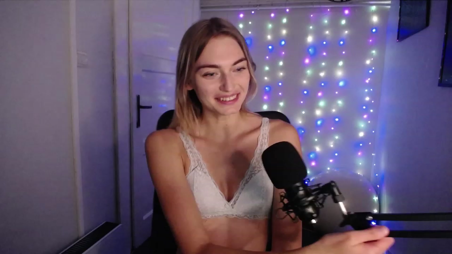 Gallery image thumbnail from PersonYouNeed's myfreecams stream on, 09/18/2023, 11:55 image 8 of 20