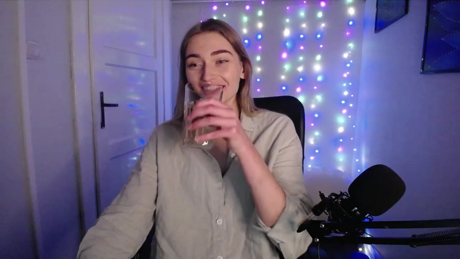 Gallery image thumbnail from PersonYouNeed's myfreecams stream on, 10/23/2023, 14:00 image 6 of 20